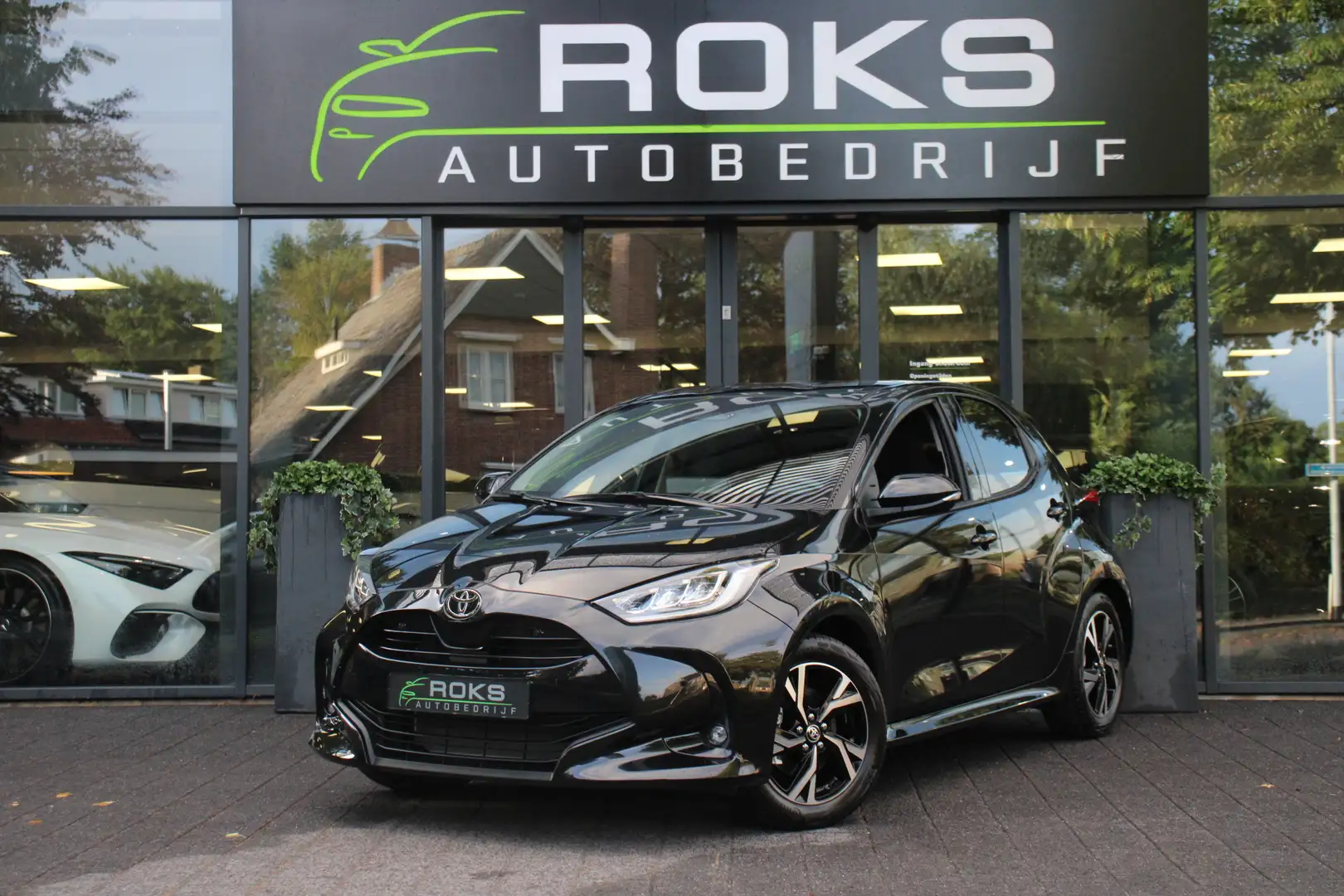 Toyota Yaris 1.5 Hybrid 115 Dynamic ComfortPack Nieuw Zwart - 1