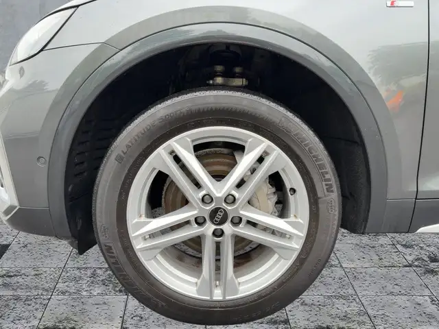 Audi Q5 view 8