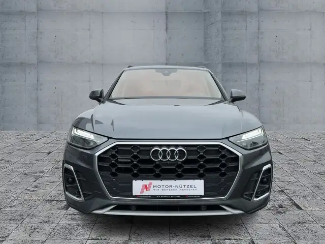 Audi Q5 view 3