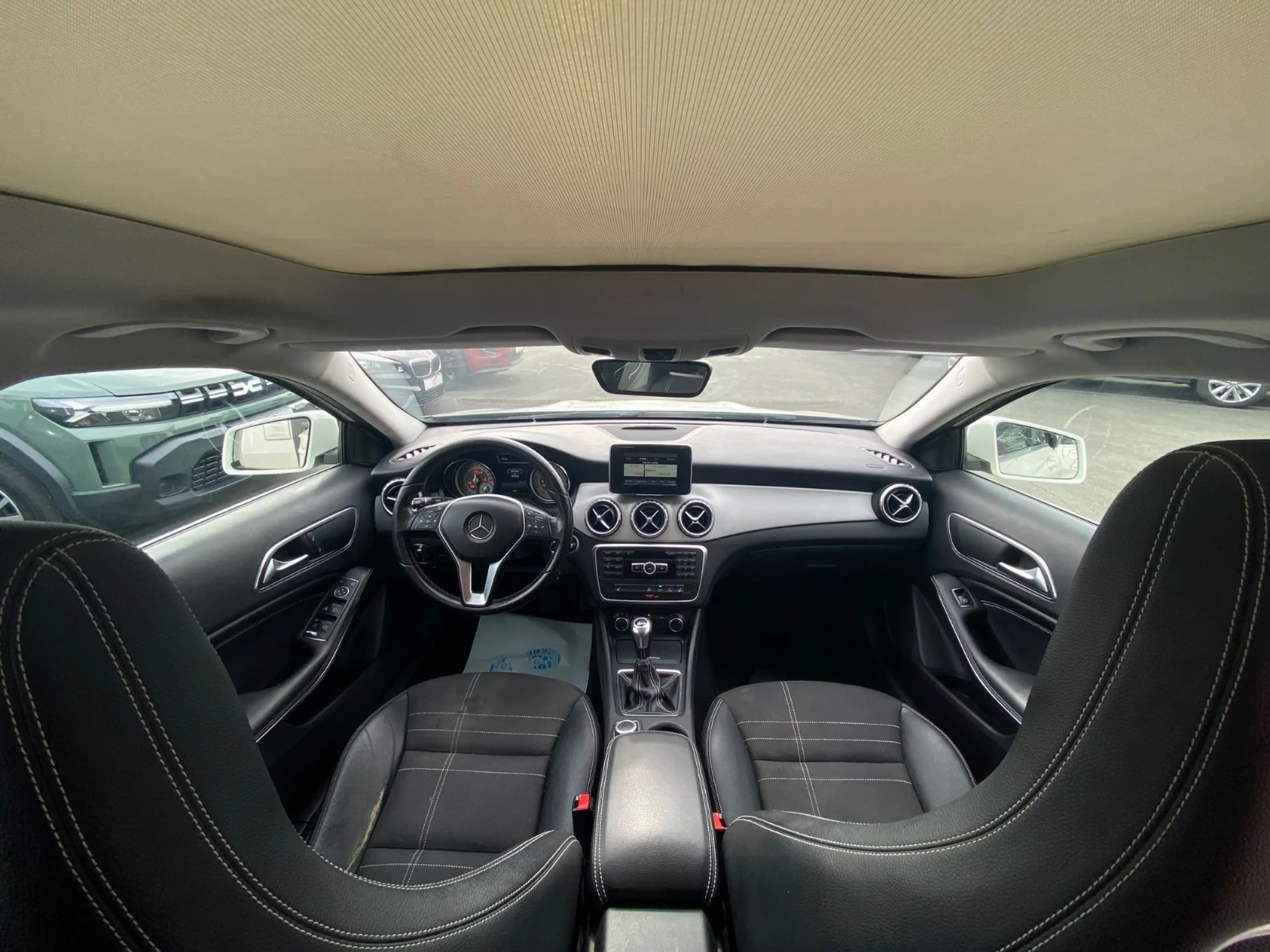 Mercedes-Benz GLA 200 6-Gang*2.Hd*Xenon*Shzg*Navi*Pano* — photo 10