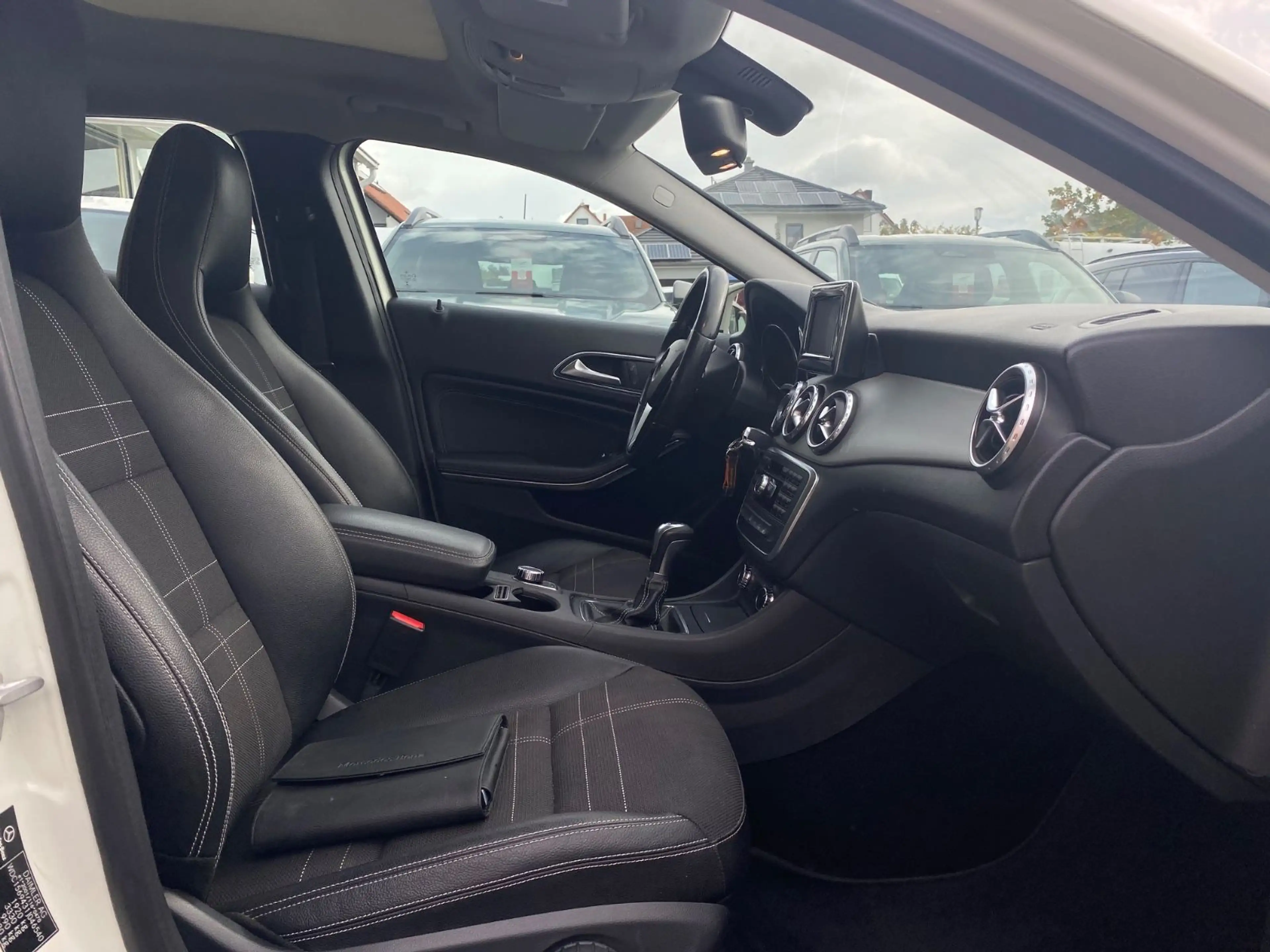 Mercedes-Benz GLA 200 6-Gang*2.Hd*Xenon*Shzg*Navi*Pano* — photo 7