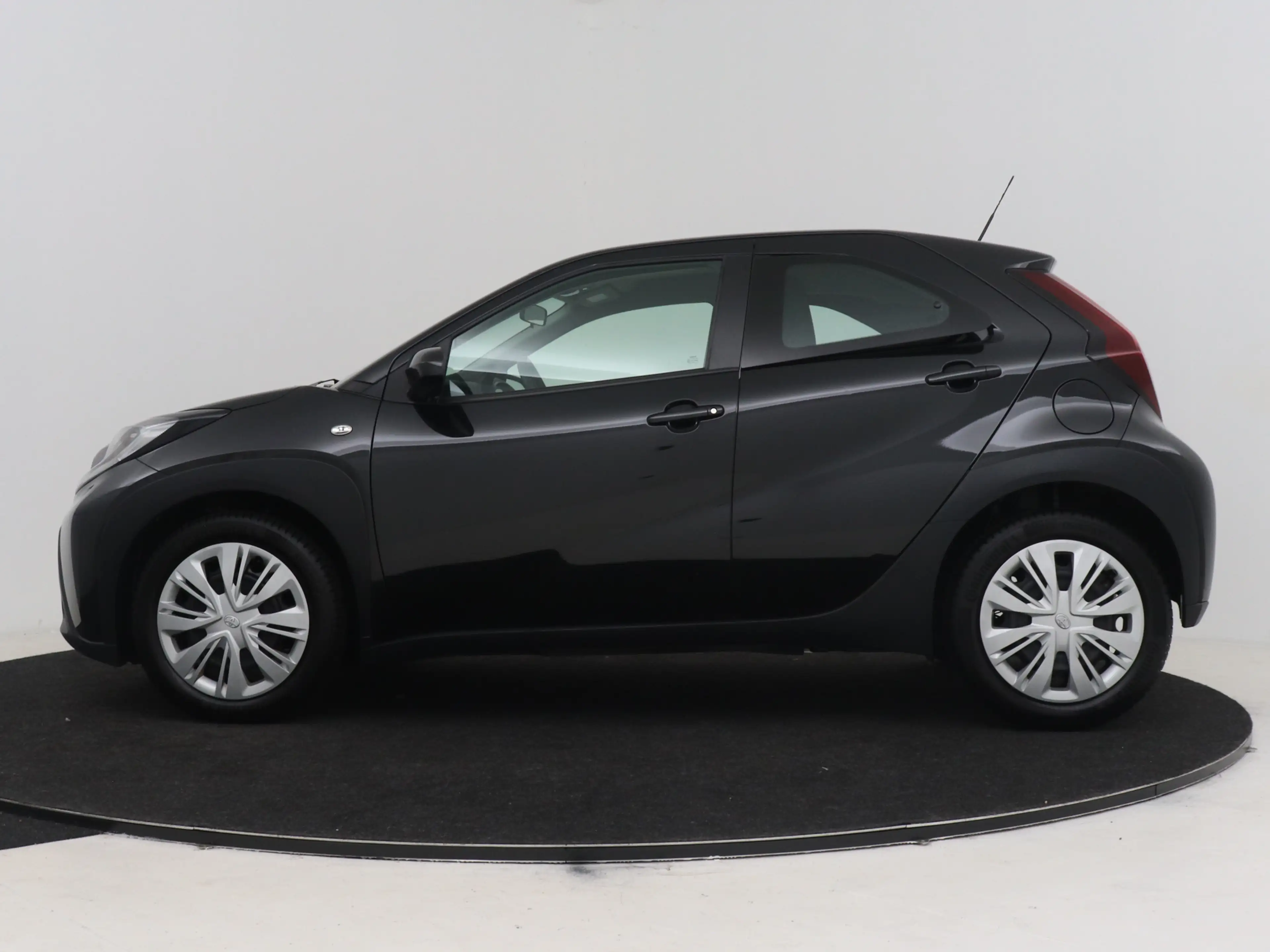 Toyota Aygo X 1.0 VVT-i MT Play | Dealer onderhouden | Airco | A — photo 3