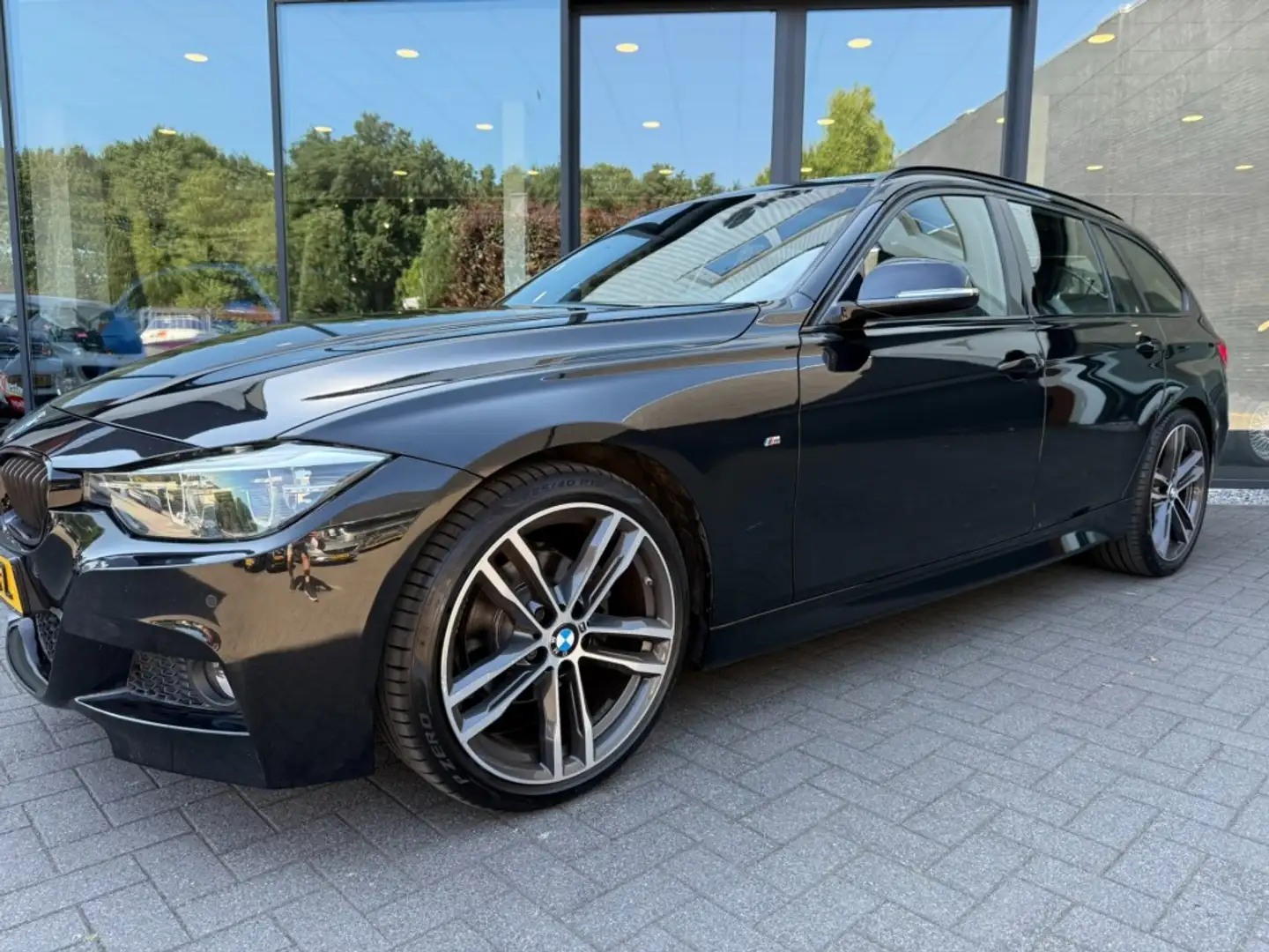 BMW 320 Touring 320i M-Sport,Pano,Leer,NaviPro,Carplay,LED Zwart - 2