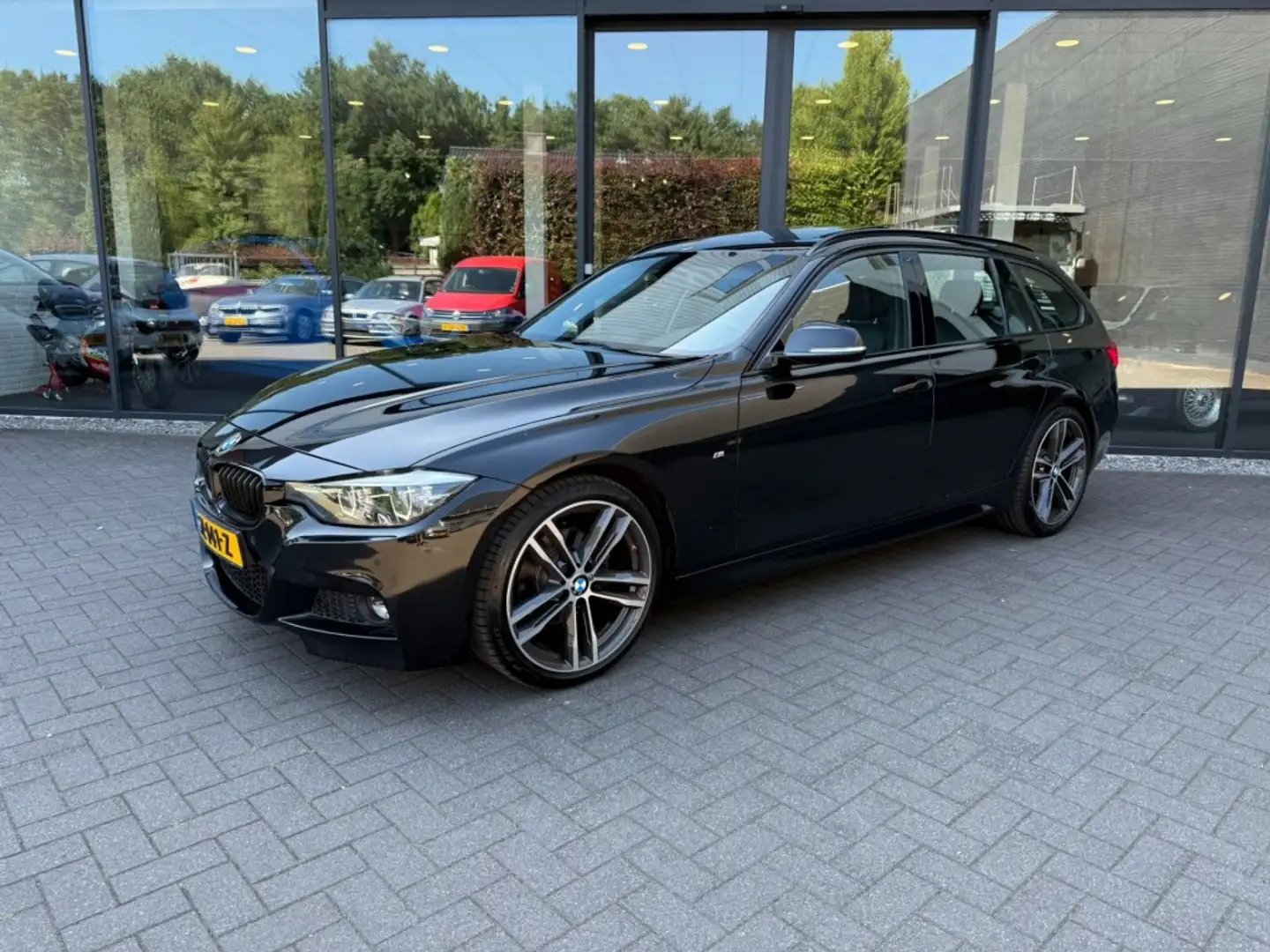 BMW 320 Touring 320i M-Sport,Pano,Leer,NaviPro,Carplay,LED Zwart - 1
