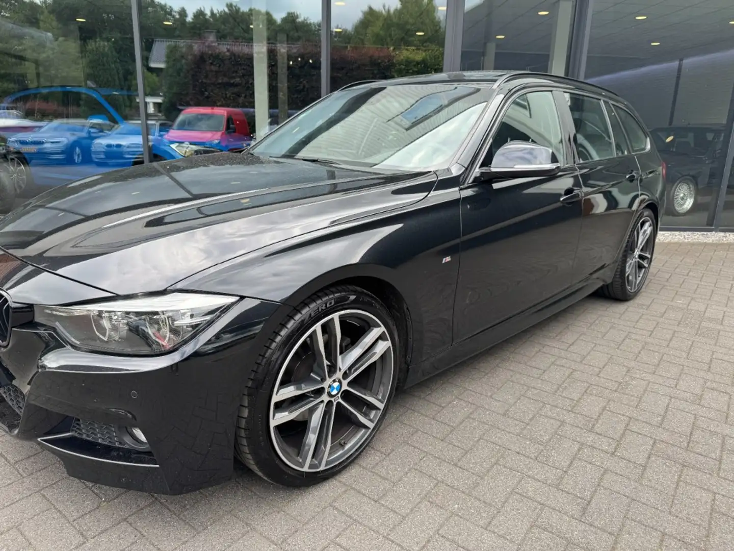 BMW 320 320i Touring M-Sport ShadowExe,NaviPro,Pano,SportB Zwart - 2