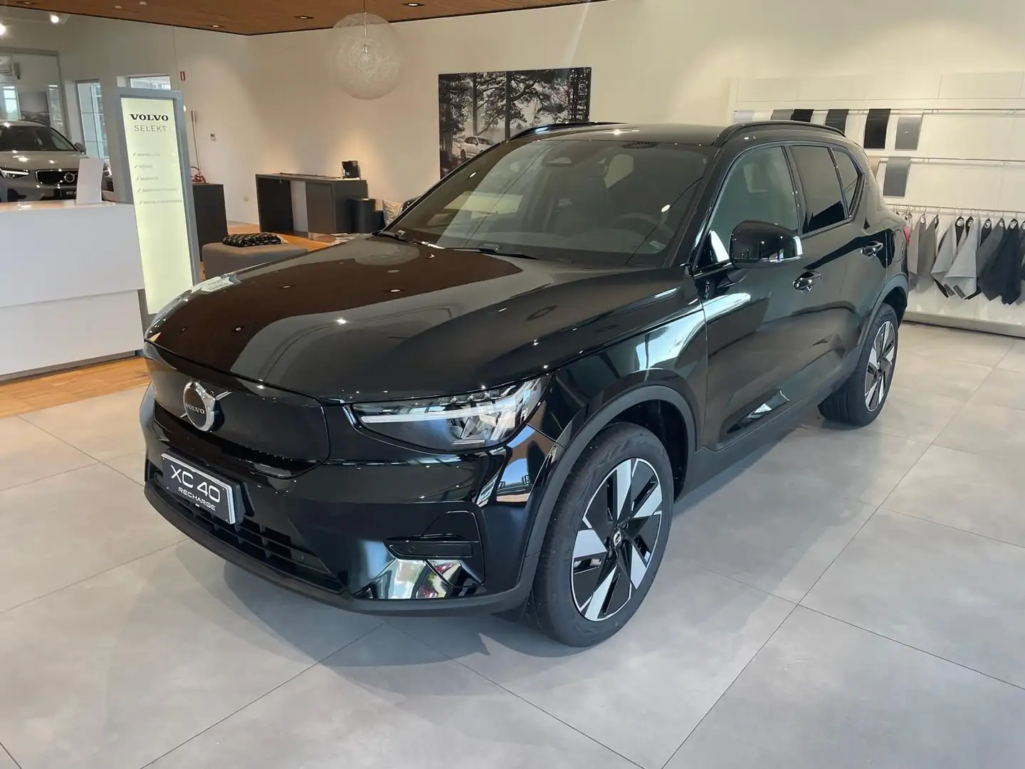 Volvo XC40 Single Motor Plus Schwarz - 1