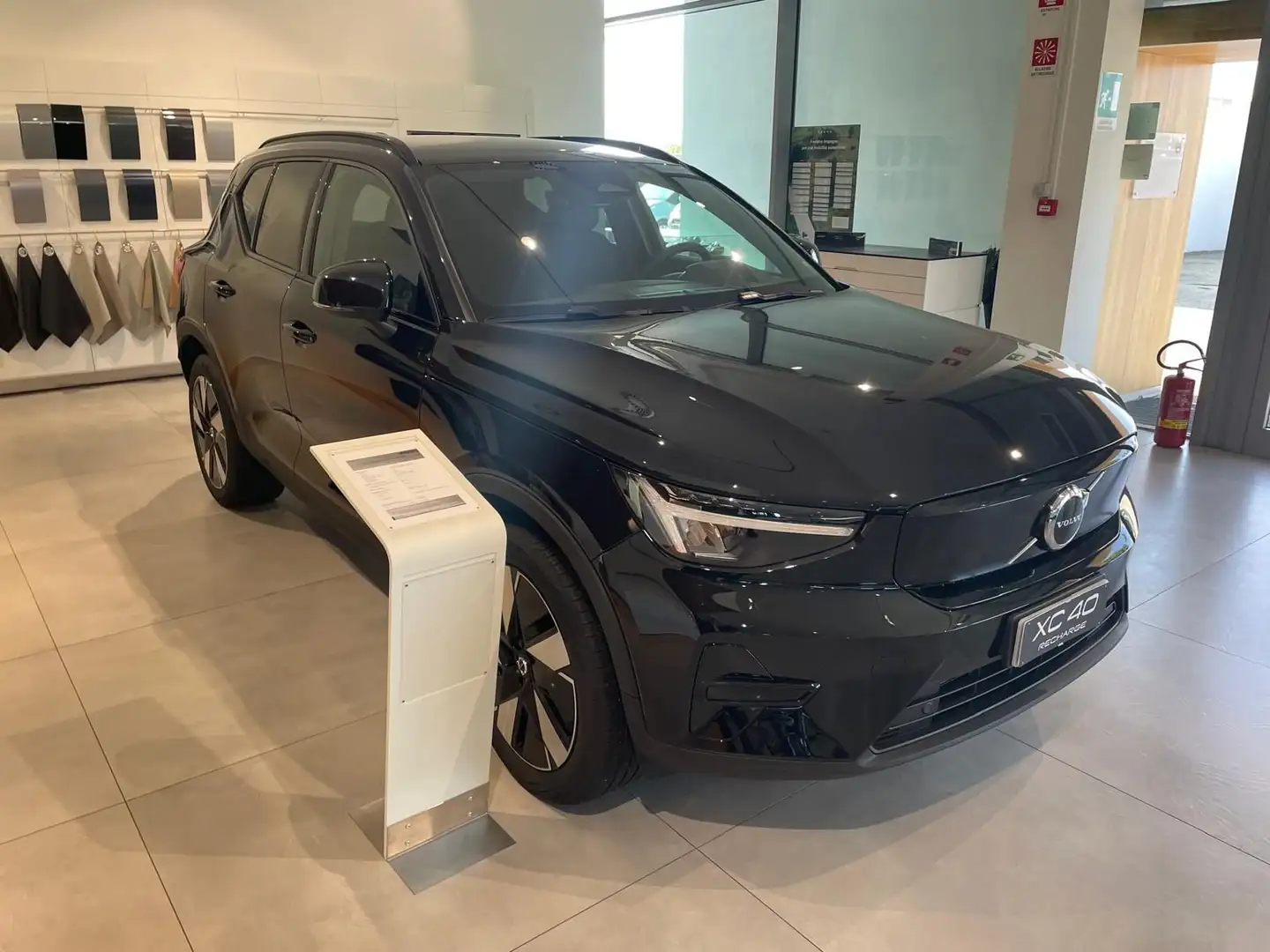 Volvo XC40 Single Motor Plus Schwarz - 2