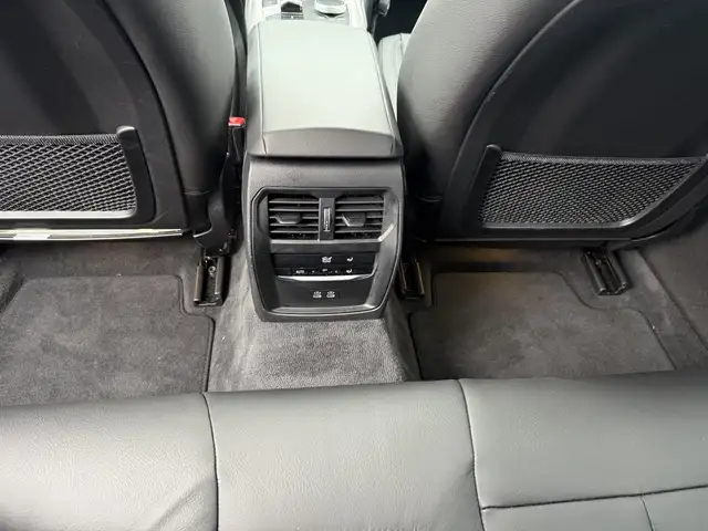 BMW 3 Series view 25