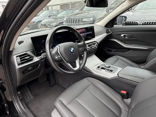 BMW 3 Series view 16