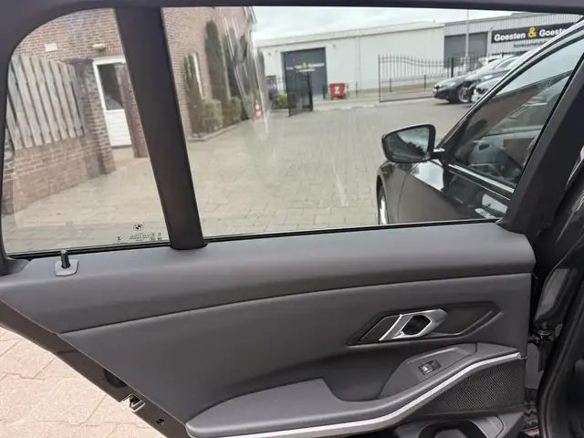 BMW 3 Series view 26