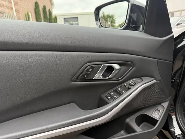 BMW 3 Series view 20