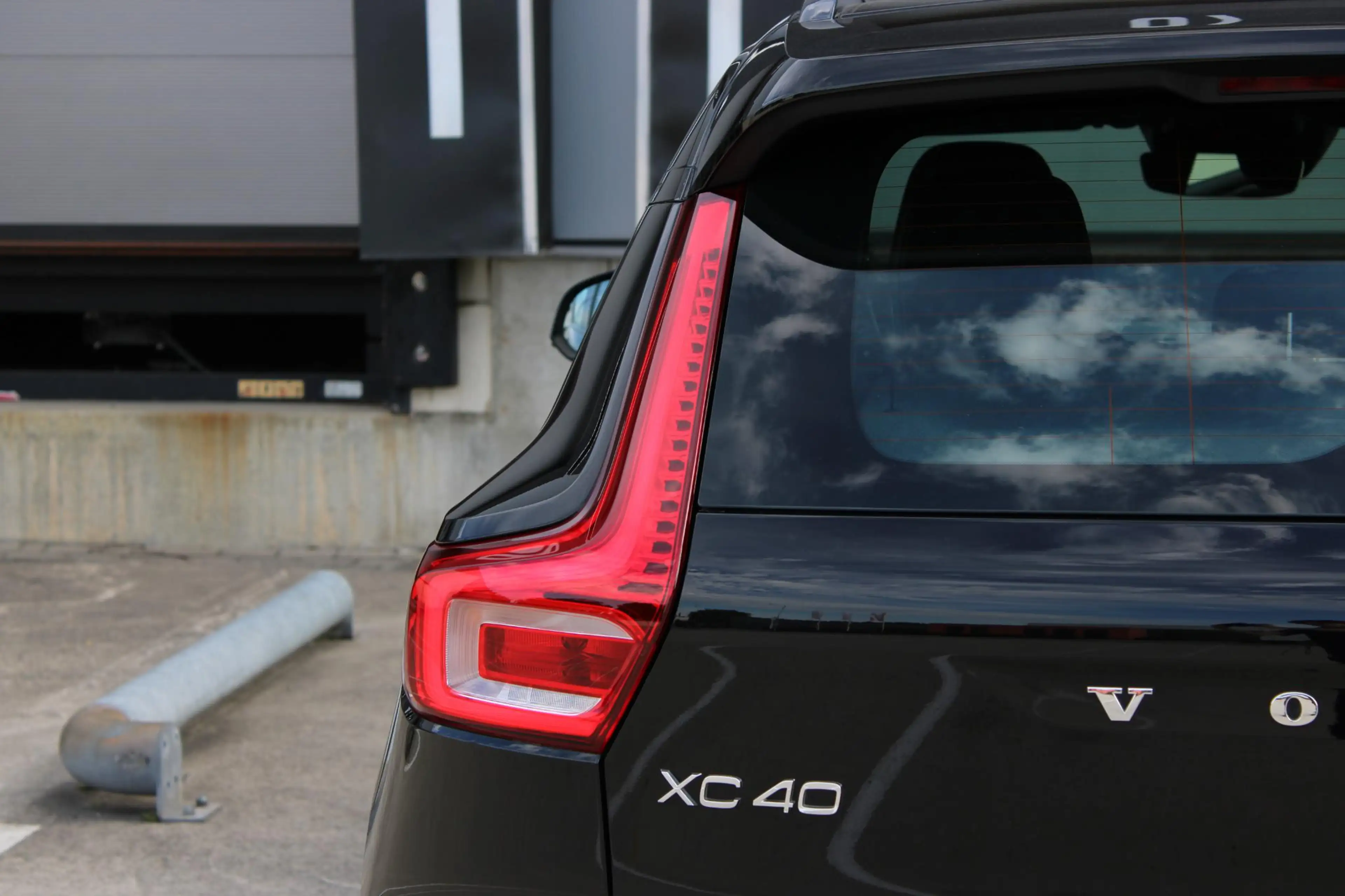 Volvo XC40 2.0 T4 R-Design | Premium audio by Harman Kardon | — photo 14