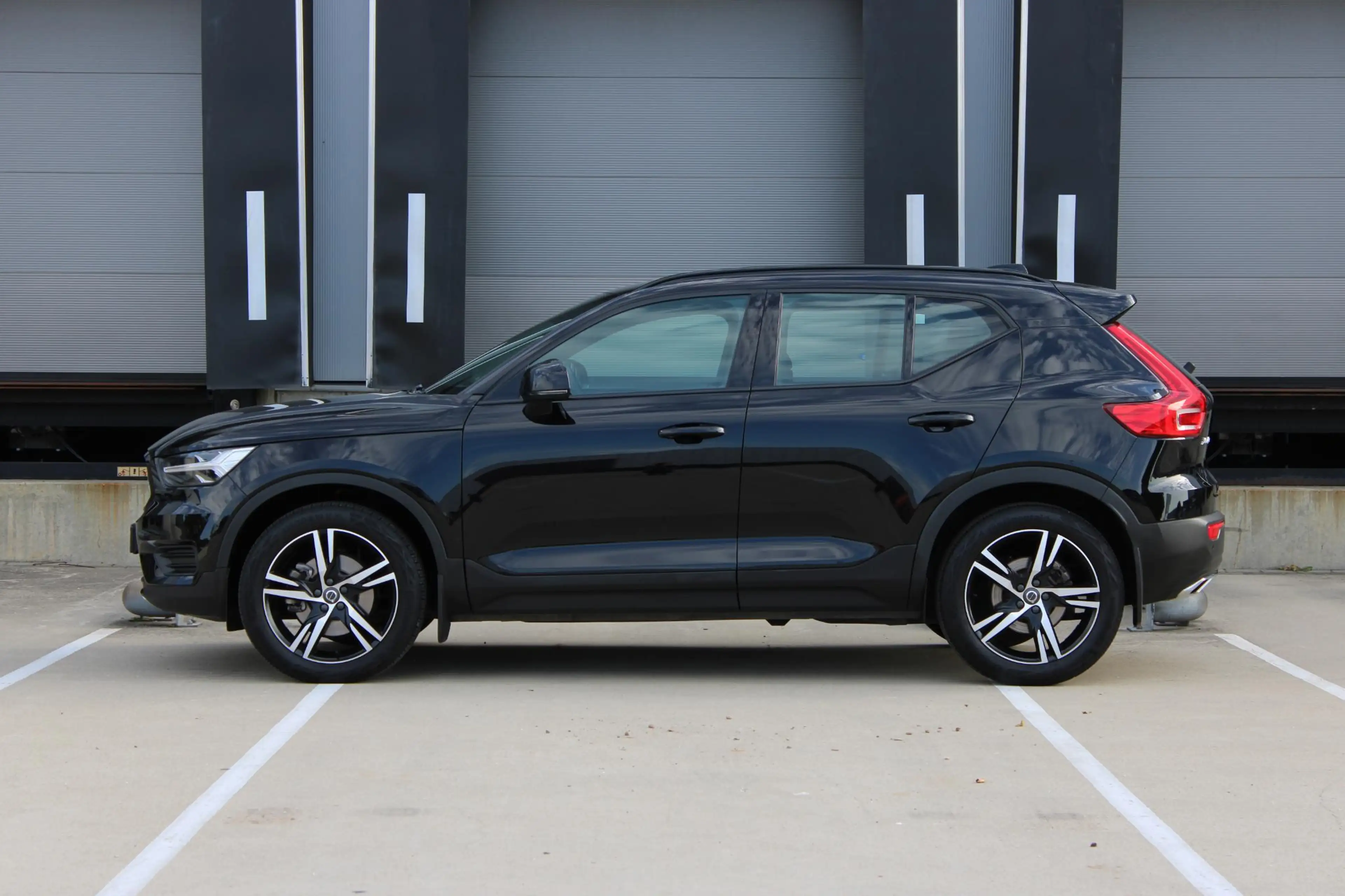 Volvo XC40 2.0 T4 R-Design | Premium audio by Harman Kardon | — photo 2