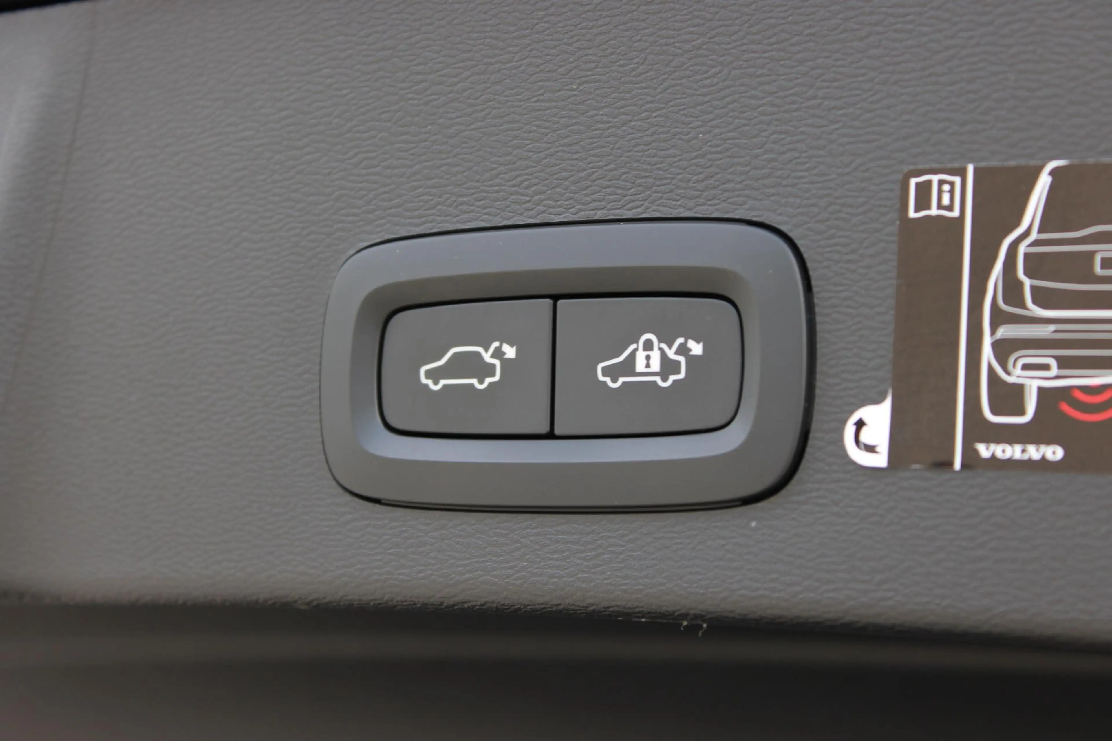 Volvo XC40 2.0 T4 R-Design | Premium audio by Harman Kardon | — photo 9