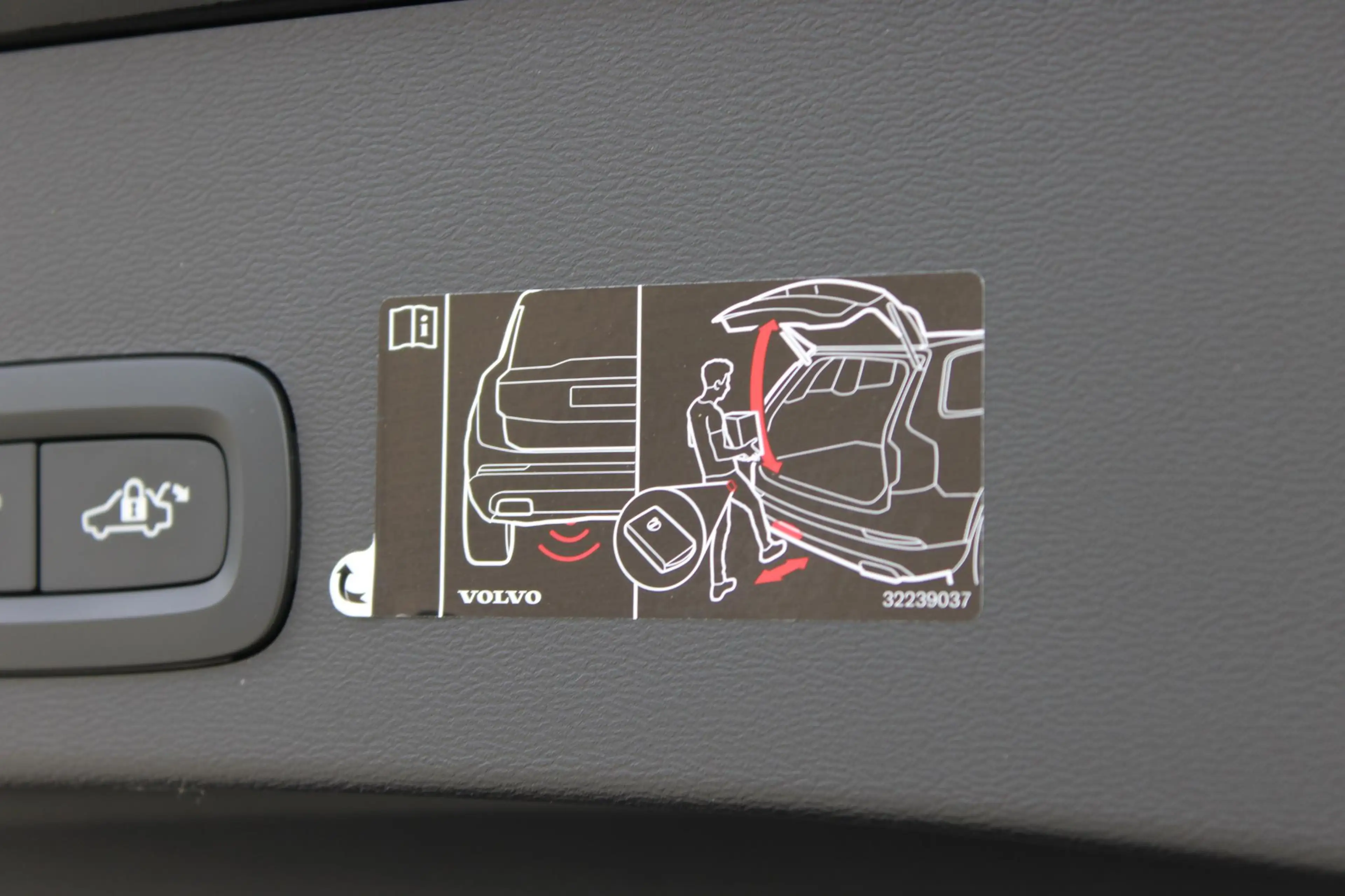 Volvo XC40 2.0 T4 R-Design | Premium audio by Harman Kardon | — photo 10