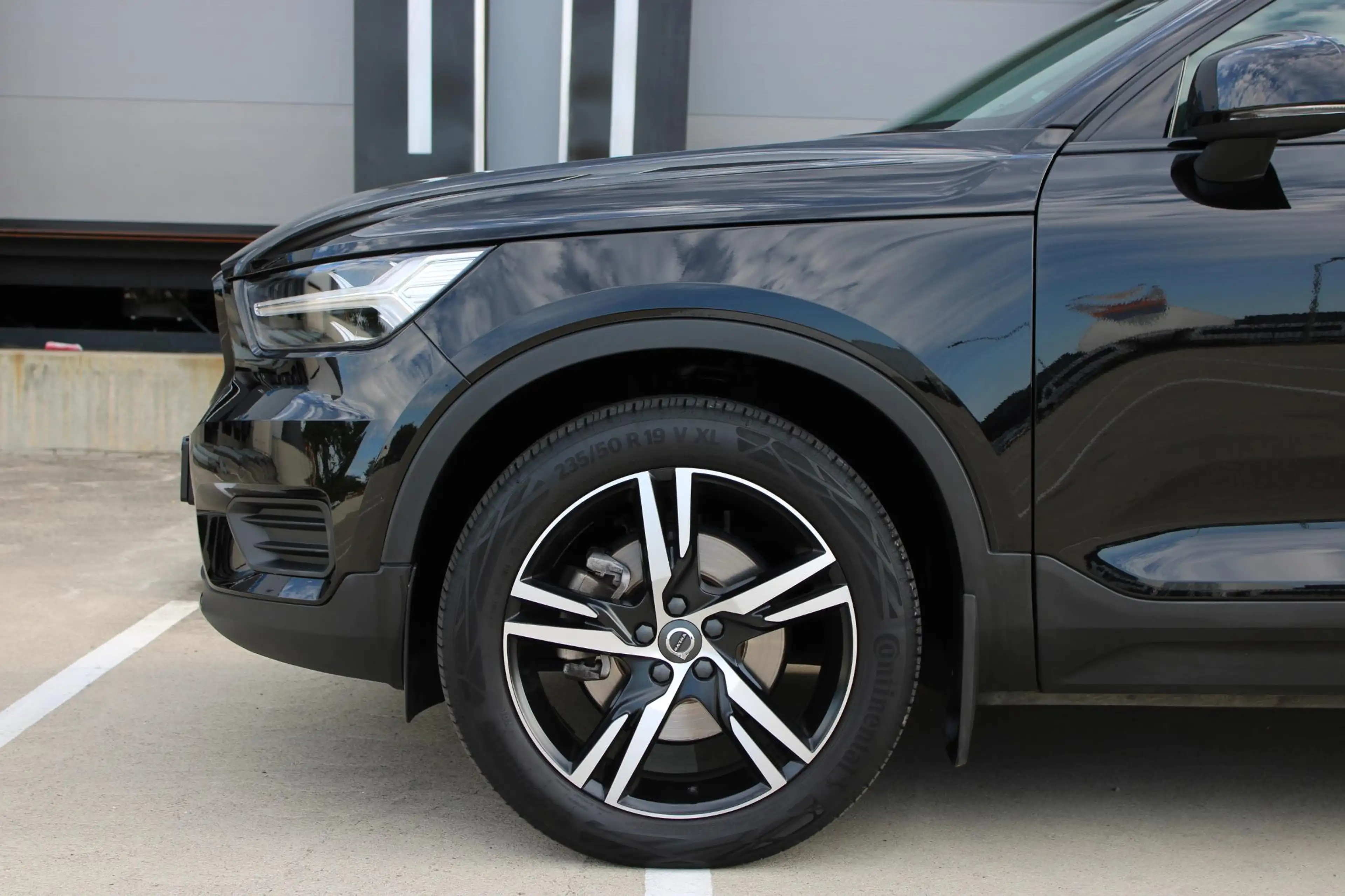 Volvo XC40 2.0 T4 R-Design | Premium audio by Harman Kardon | — photo 3