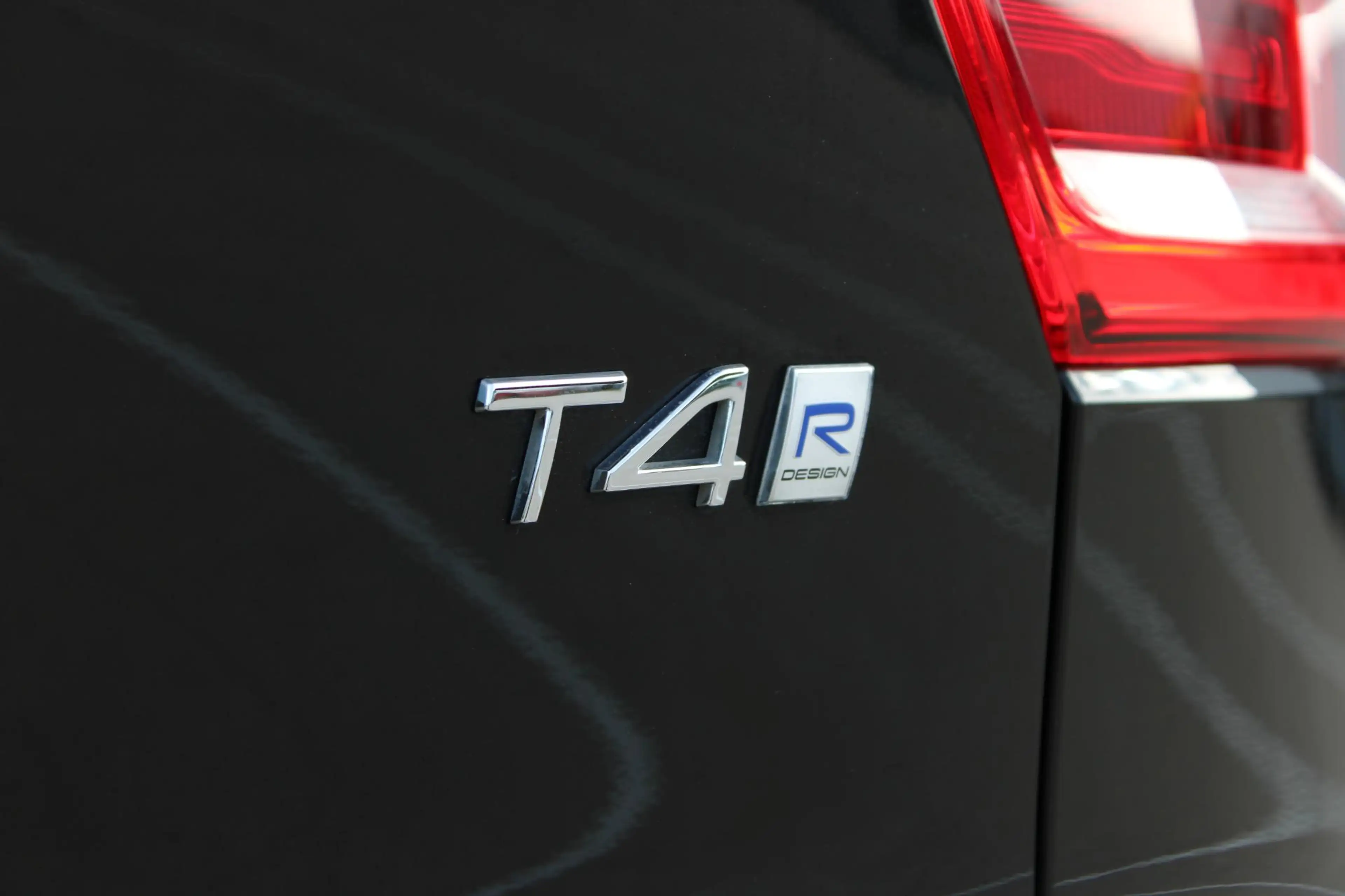 Volvo XC40 2.0 T4 R-Design | Premium audio by Harman Kardon | — photo 13