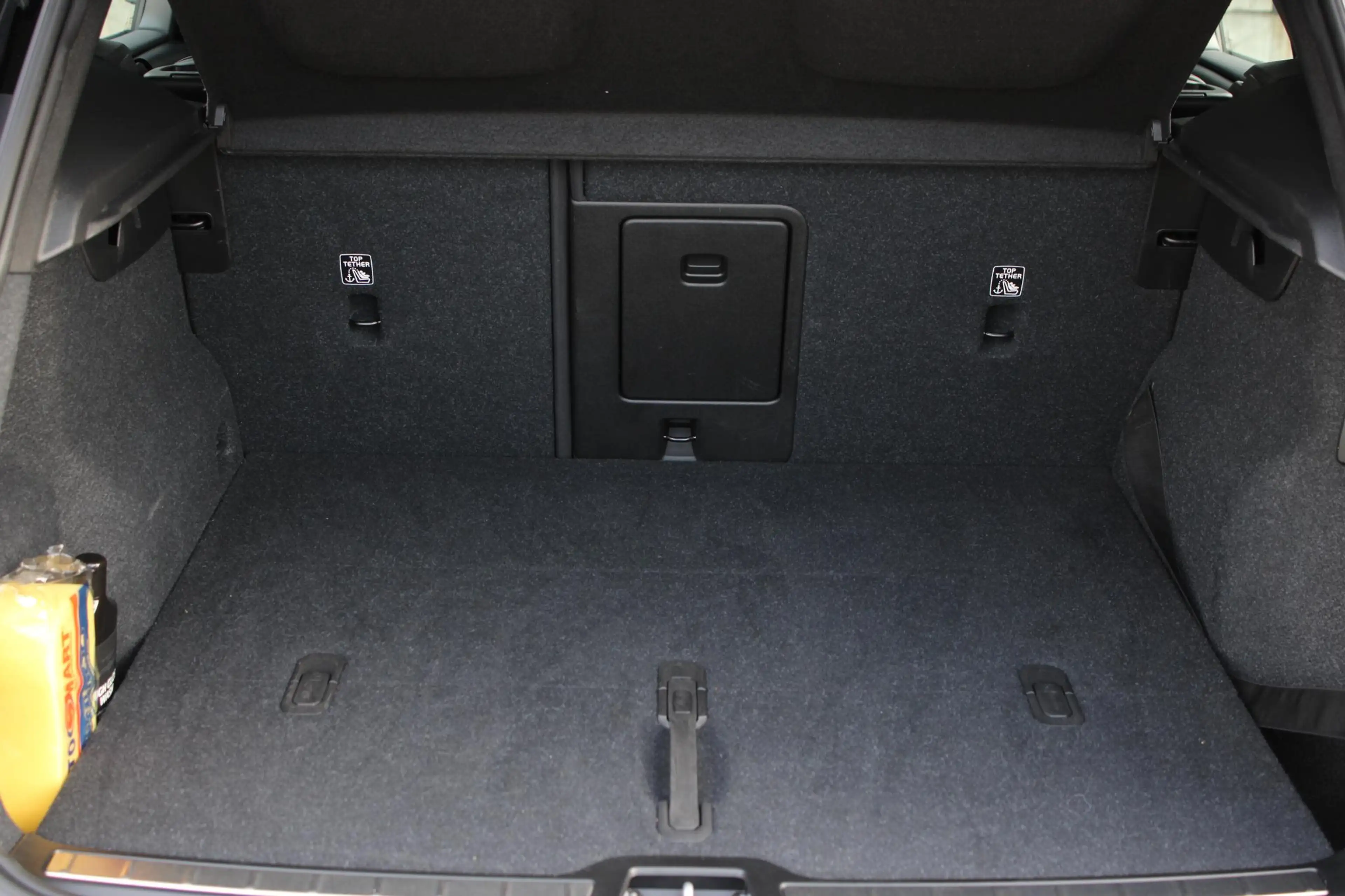 Volvo XC40 2.0 T4 R-Design | Premium audio by Harman Kardon | — photo 8