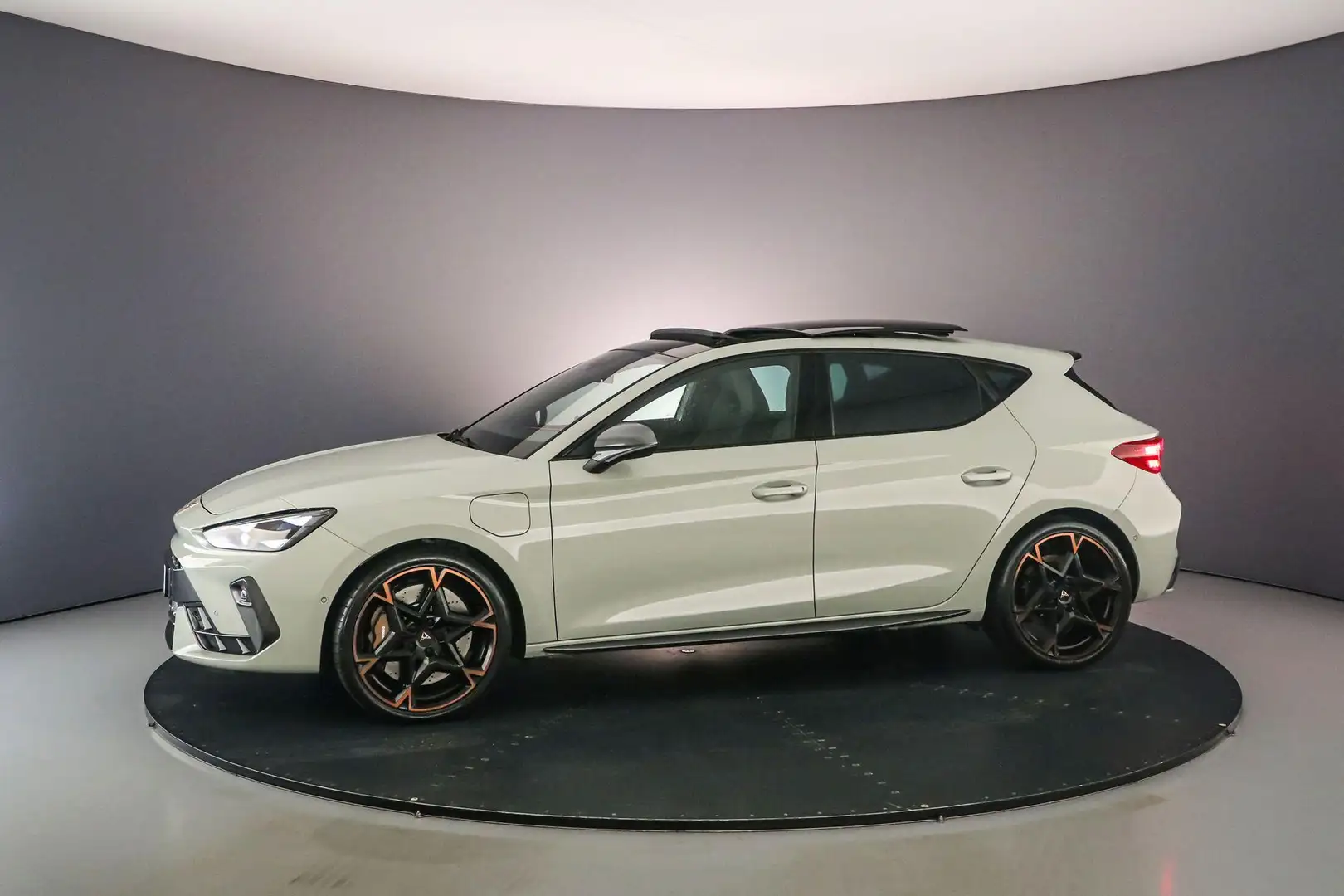 CUPRA Leon VZ Performance 1.5 TSI e-Hybrid 272pk DSG Automaat Grijs - 2