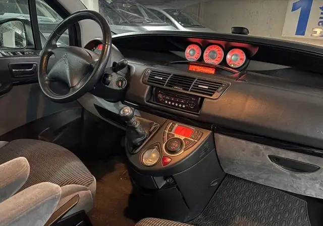 Citroen C8 view 4