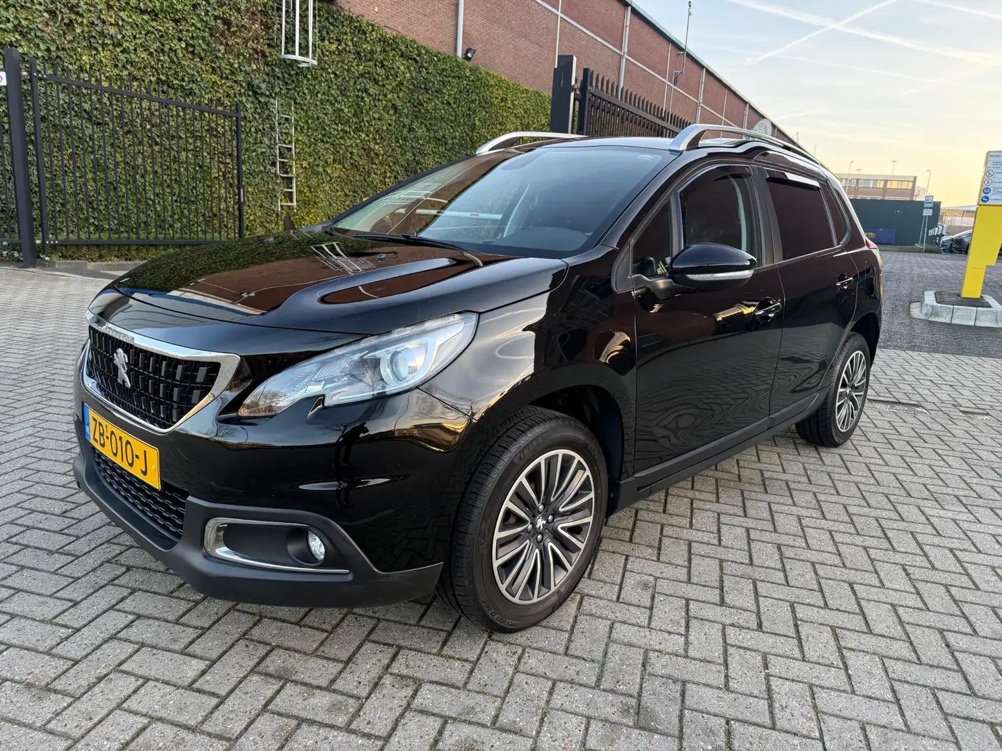 Peugeot 2008 1.2 PureTech Blue Lease Executive_1 JAAR_GARANTIE_ Noir - 2