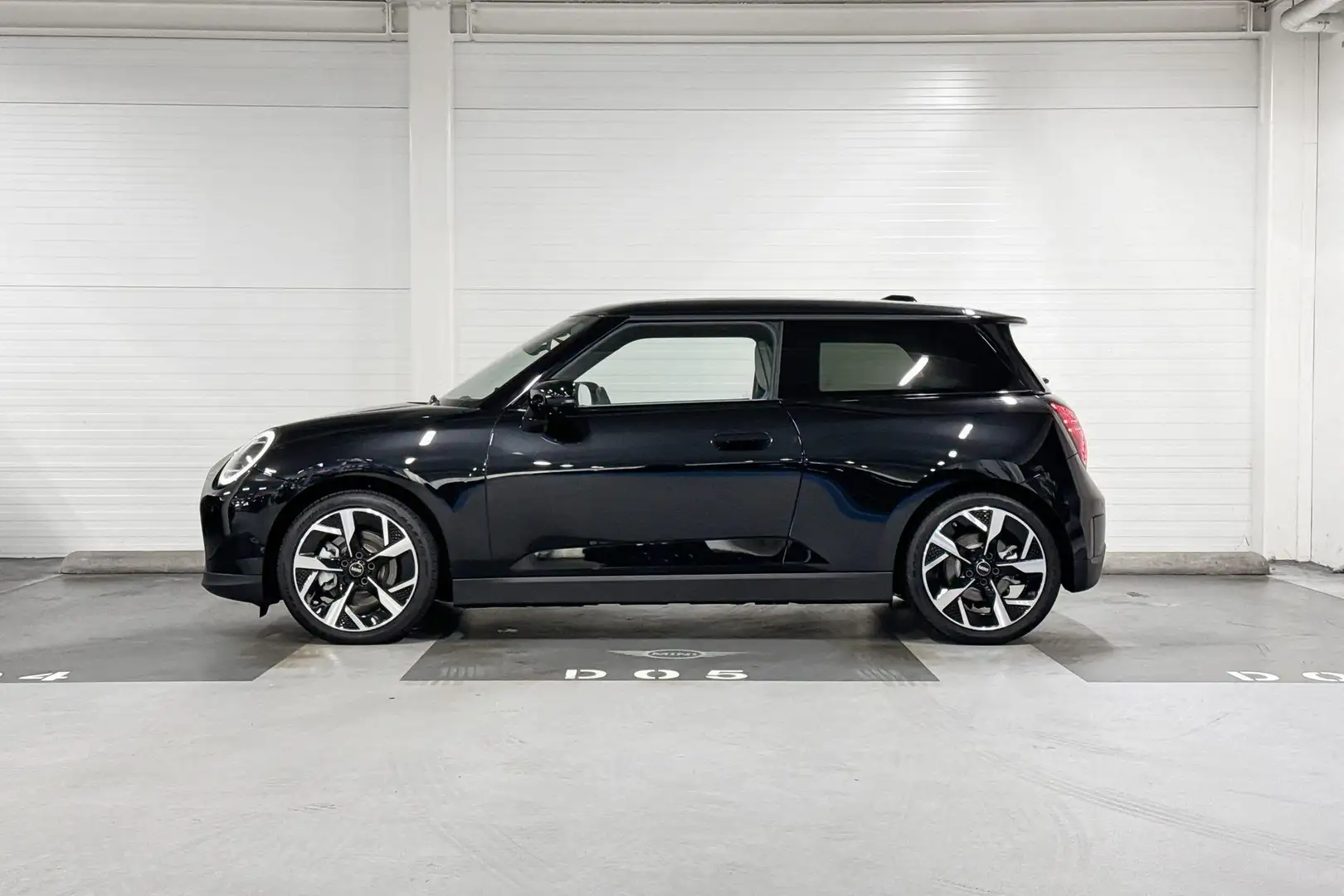 MINI Cooper E |  Favoured Uitvoering | L Pakket | 18" Slide Spok Zwart - 2
