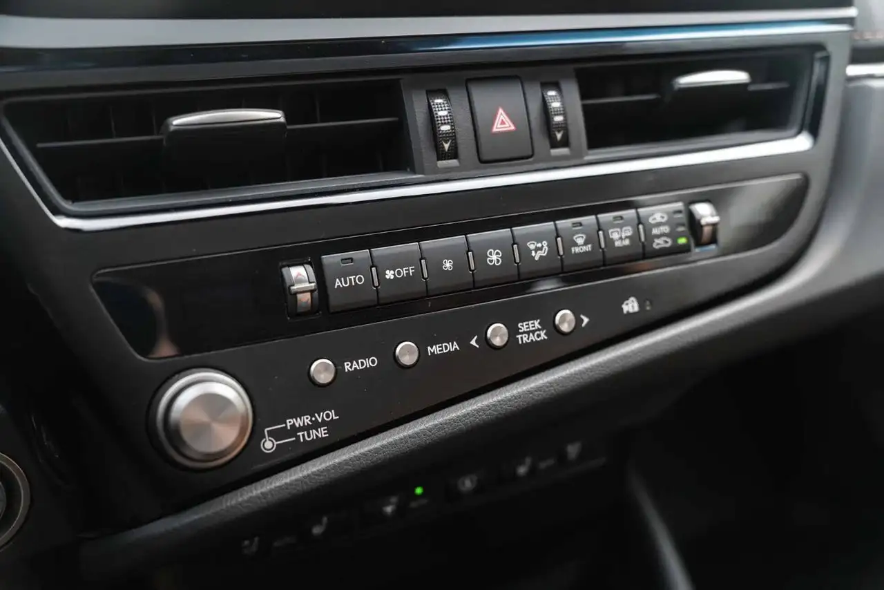 Lexus ES снимка Lexus ES