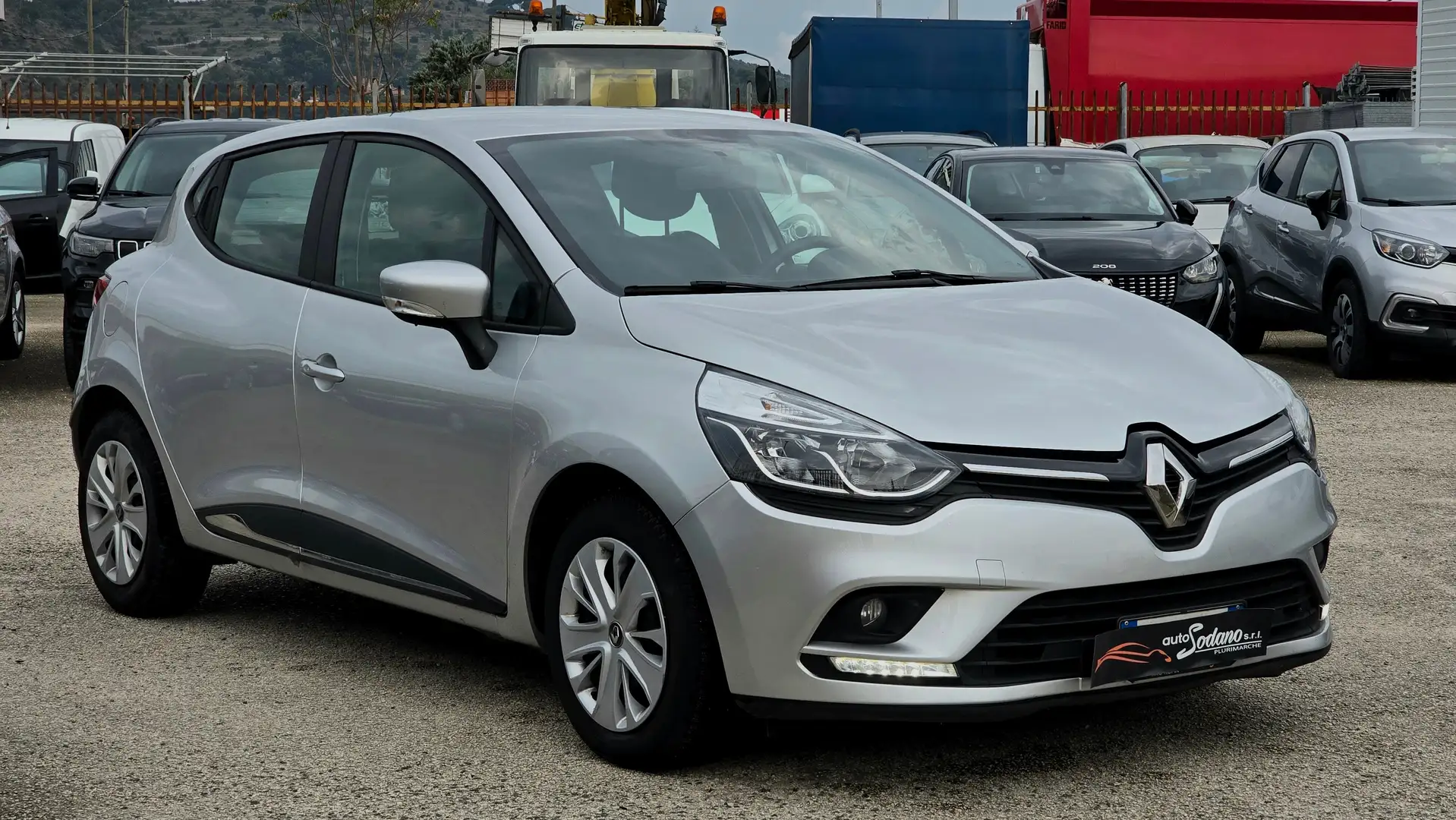 Renault Clio Clio IV 2017 1.5 dci Moschino Life 75cv Plateado - 2