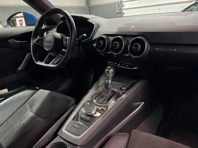Audi TT view 11