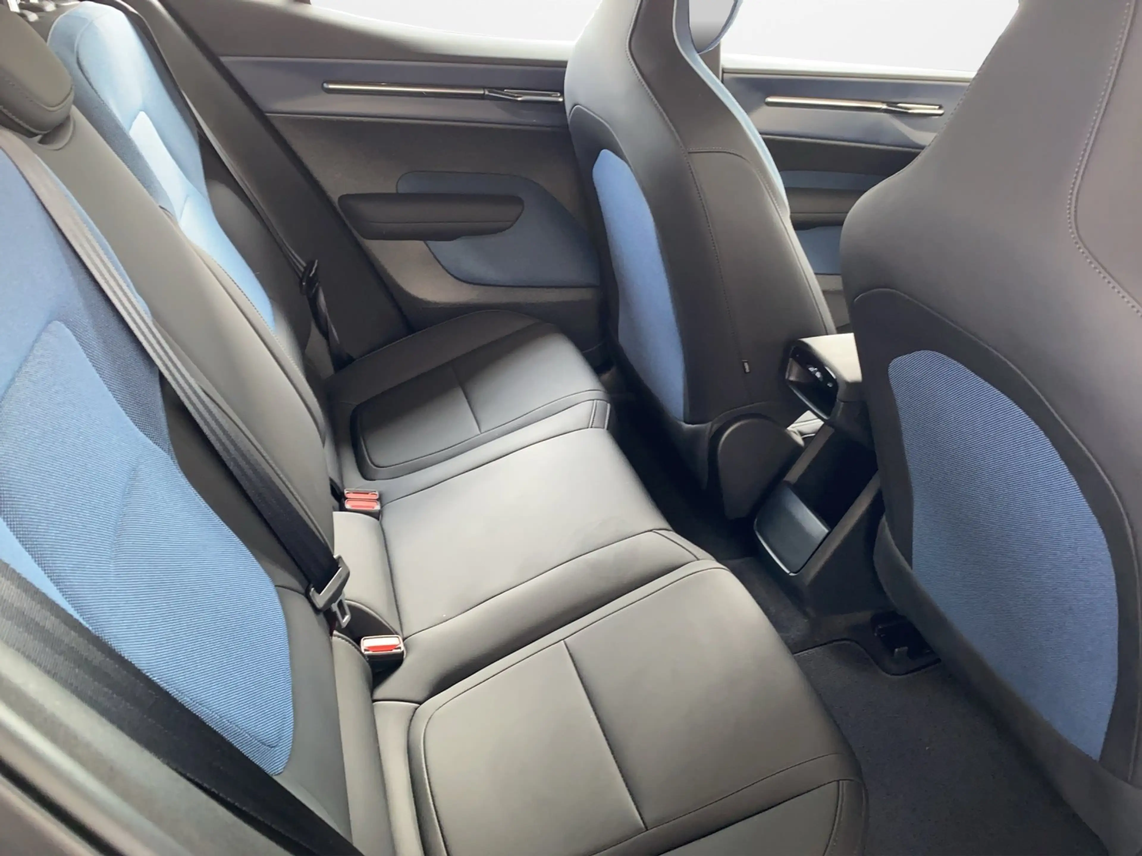 Volvo EX30 Extended Range Plus Pure Electric ACC+LED — photo 13
