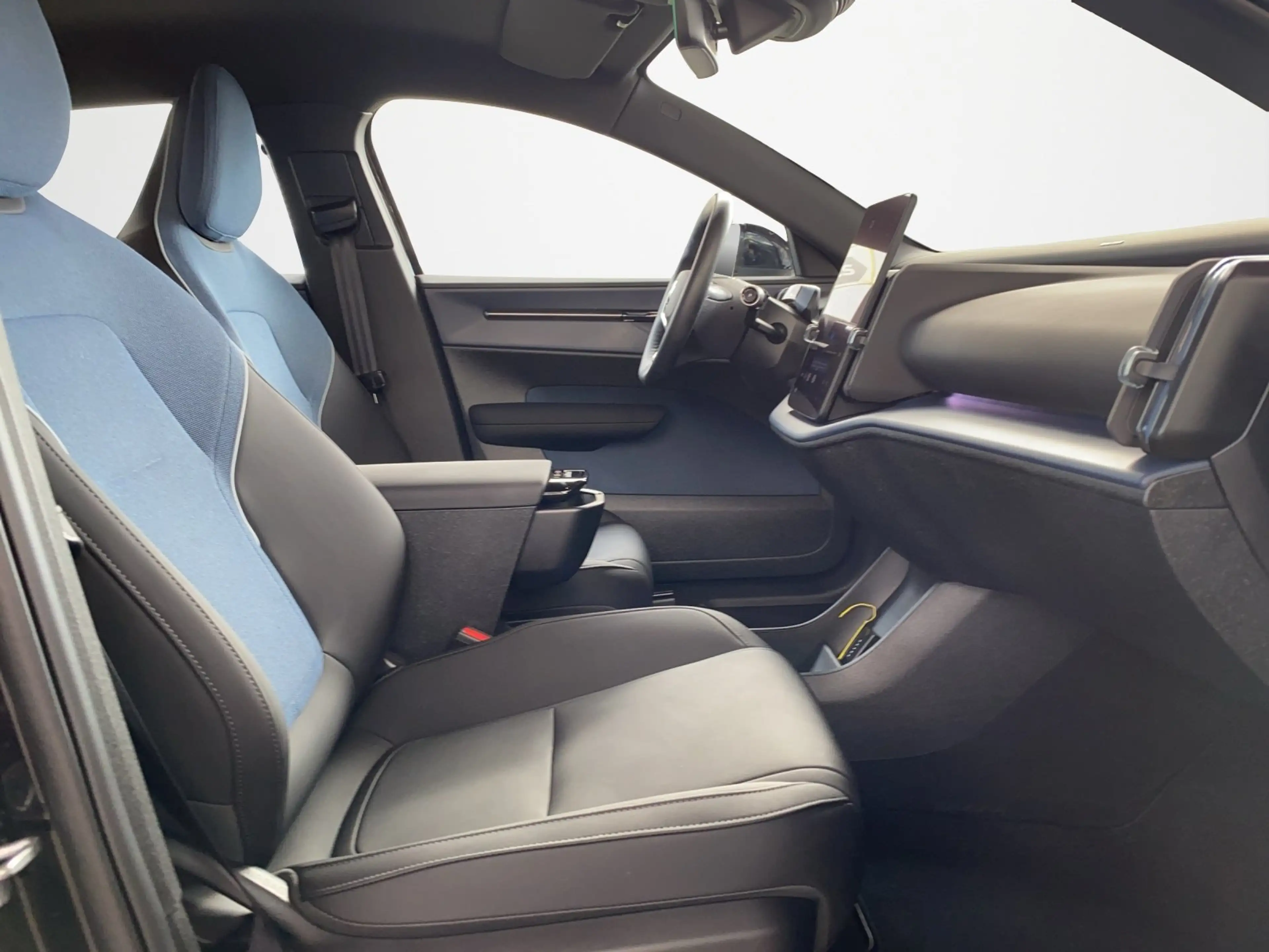 Volvo EX30 Extended Range Plus Pure Electric ACC+LED — photo 12
