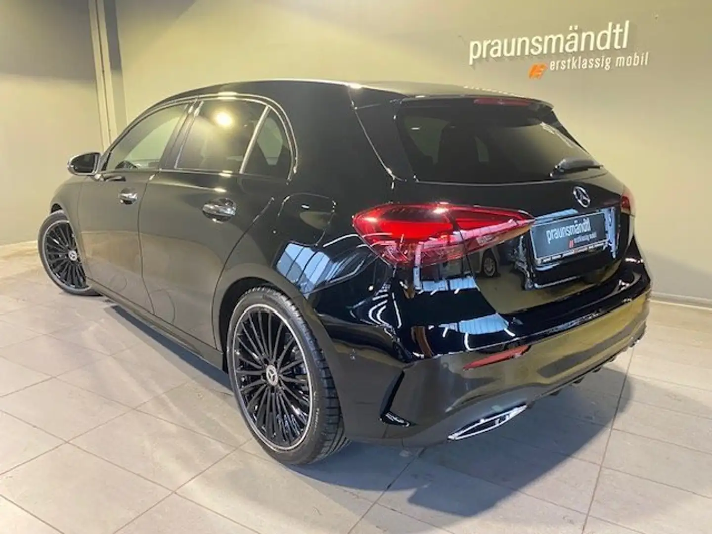 Mercedes-Benz A 200 d AMG Night Pano/Kamera/19"/Totw/MBUX/Ambi Schwarz - 2