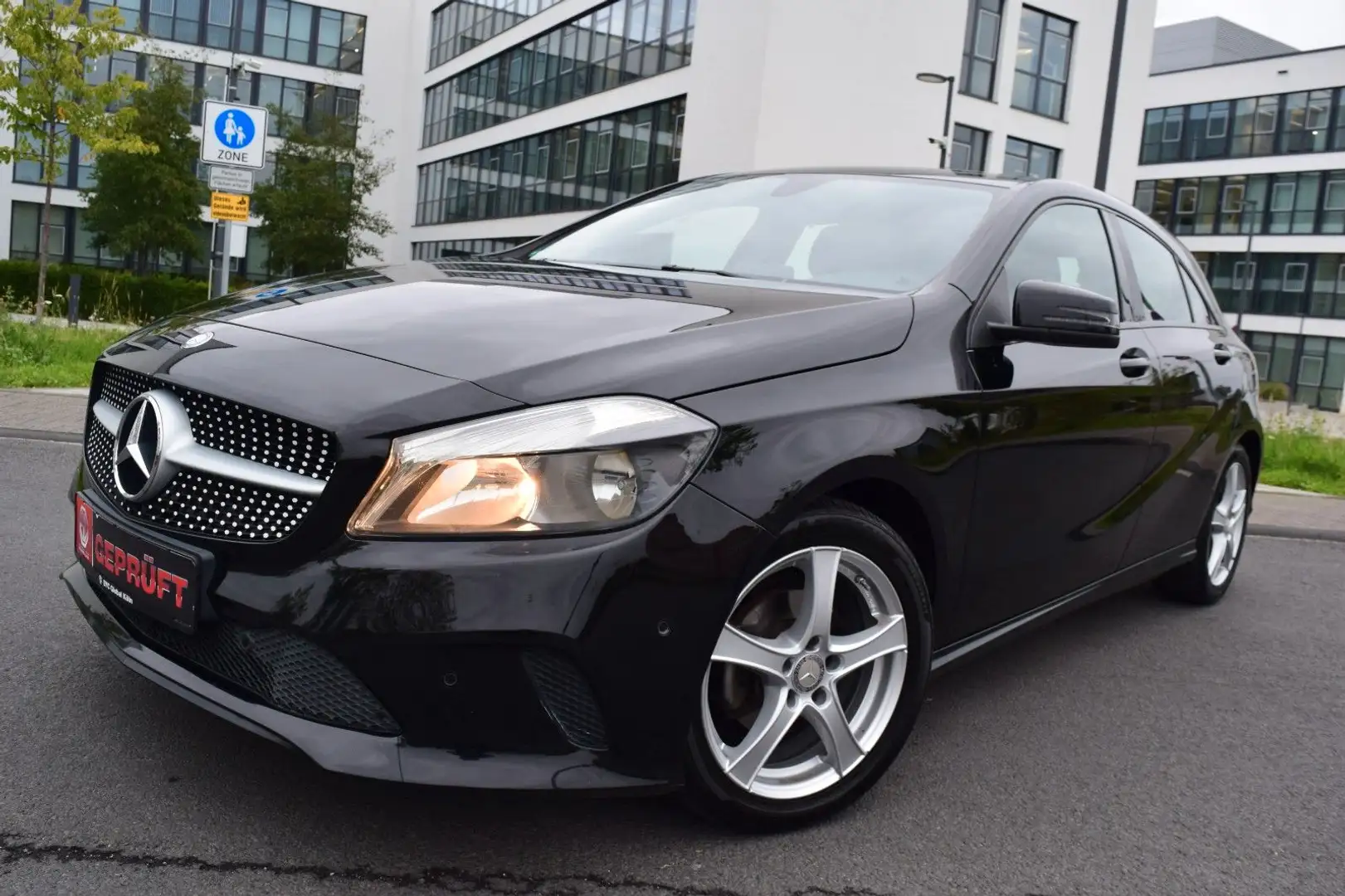 Mercedes-Benz A 180 A -Klasse A 180 BlueEfficiency, Gepflegt Schwarz - 1