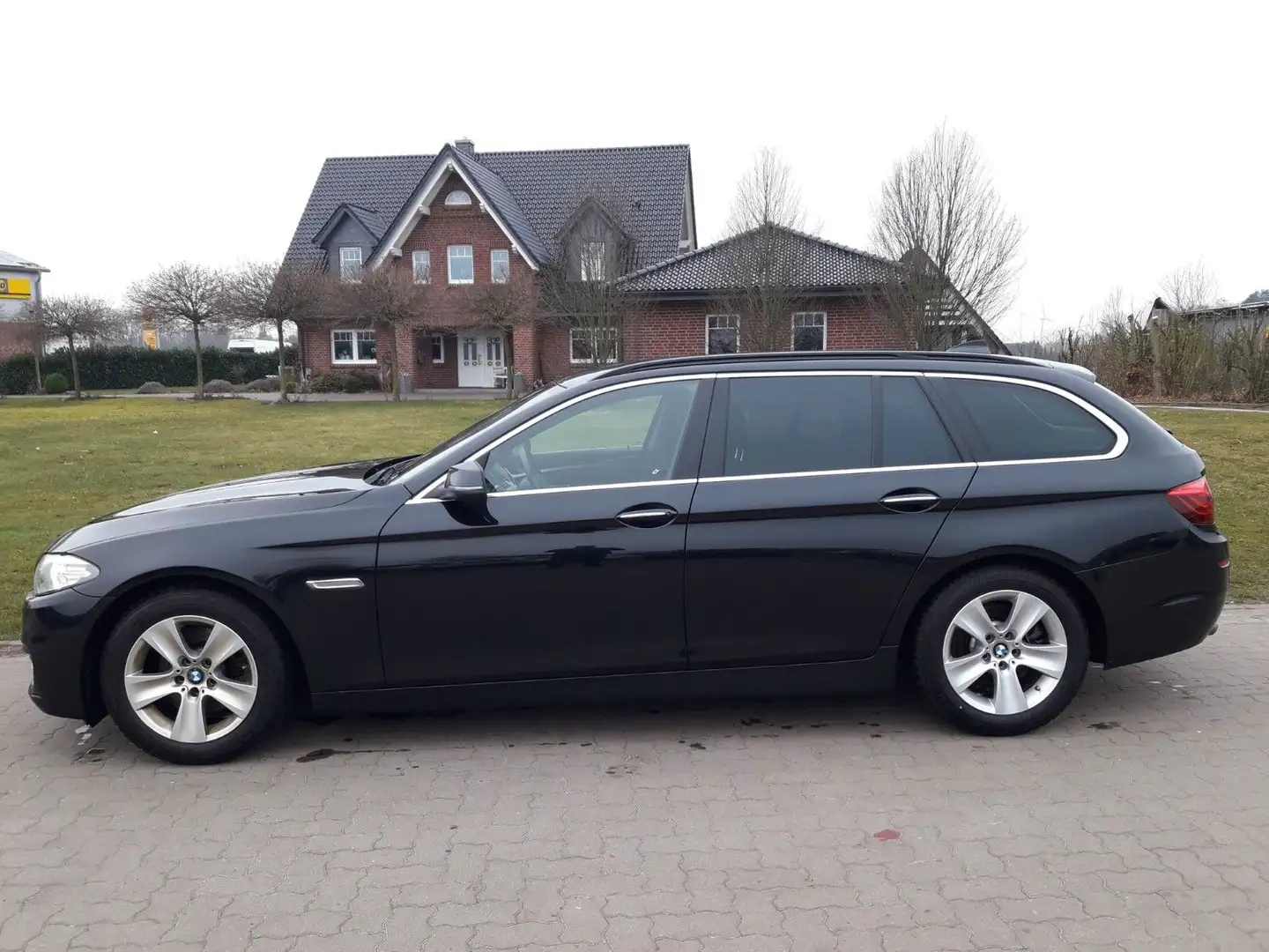 BMW 520 d Touring Automatik +Navi+BiXenon+++ Zwart - 1