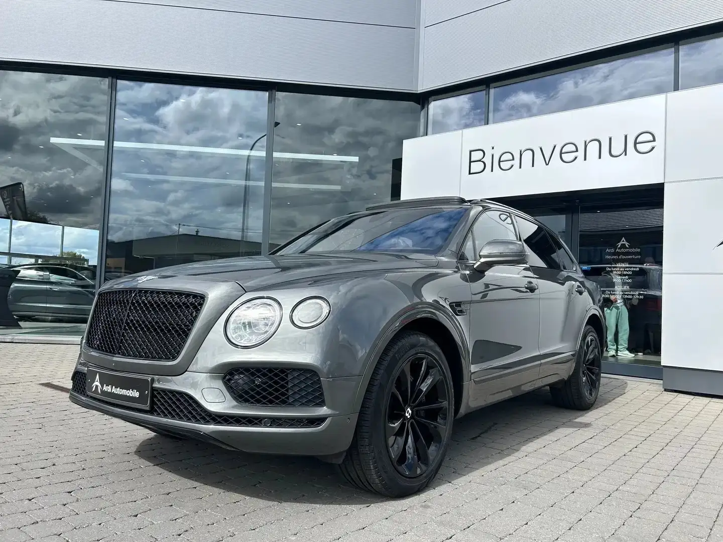 Bentley Bentayga 6.0 Twin Turbo W12 *GARANTIE*AKRAPOVIC EXHAUST* Grijs - 1