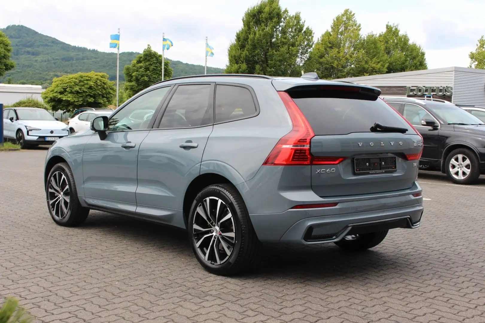 Volvo XC60 B4 Benzin Plus Dark 2WD +Pano+harman+App+ Grau - 2
