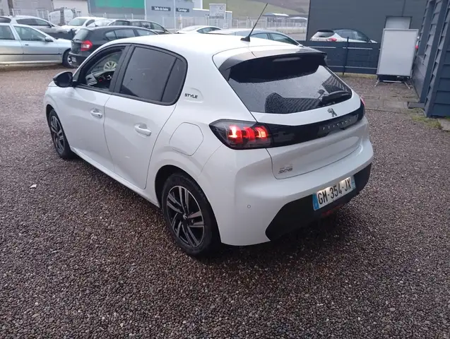 Peugeot 208 view 4