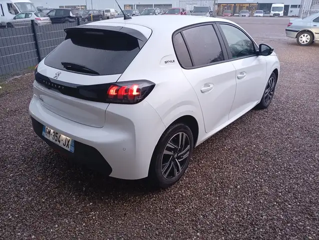 Peugeot 208 view 5