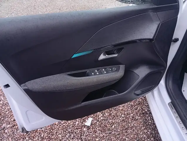 Peugeot 208 view 3