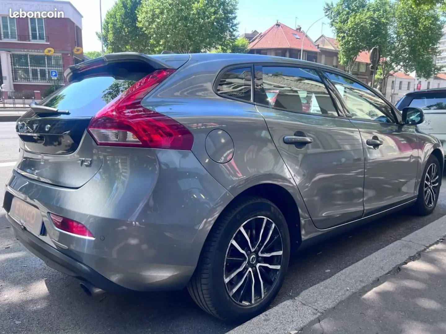 Volvo V40 2.0 T3 150 MOMENTUM Grau - 2