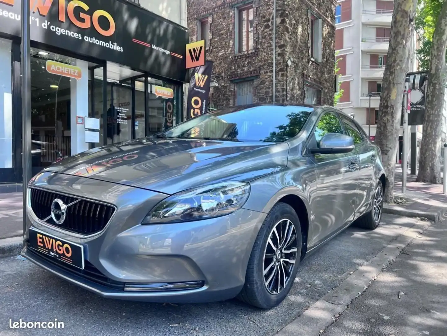 Volvo V40 2.0 T3 150 MOMENTUM Grau - 1