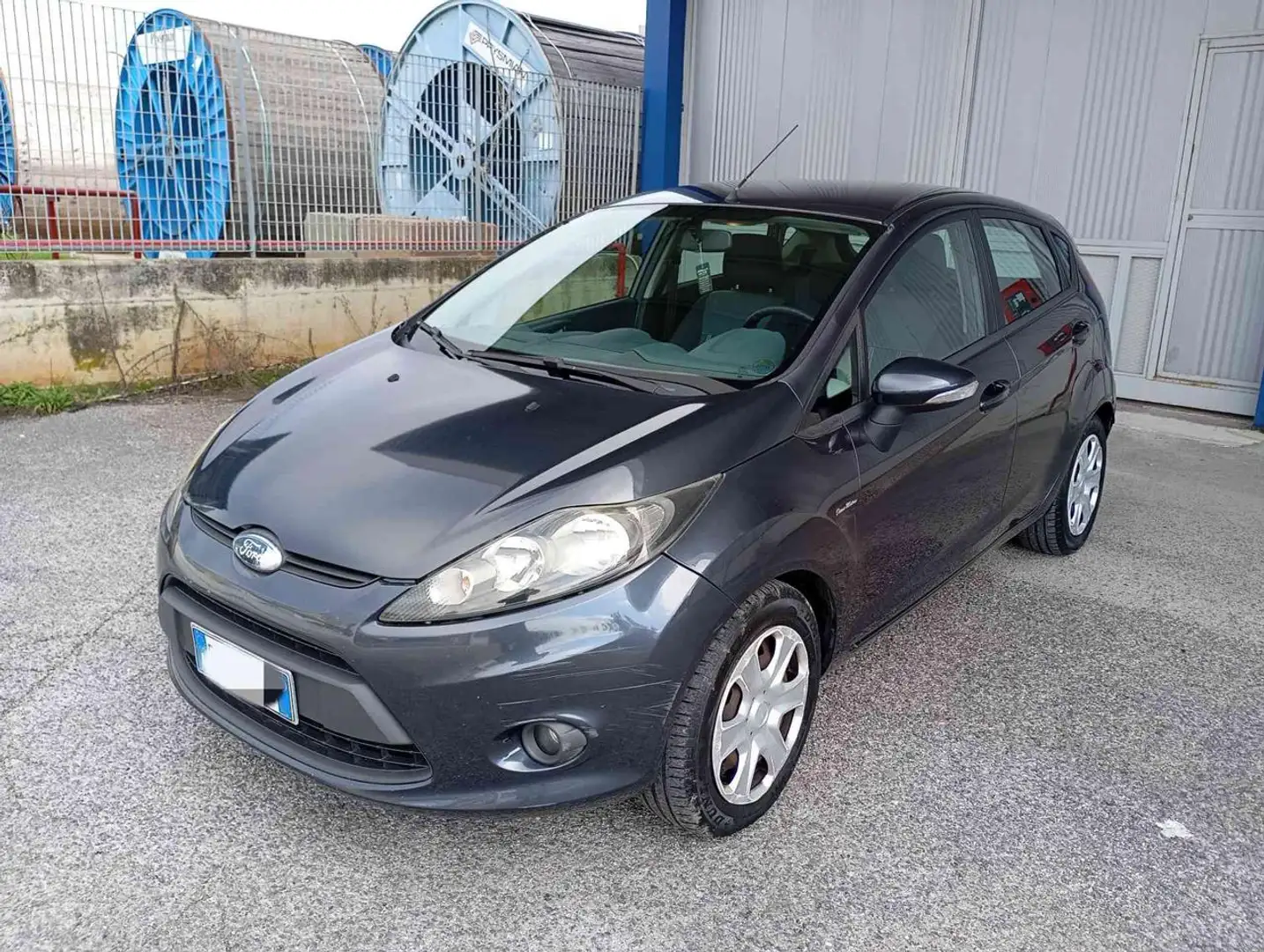 Ford Fiesta 1.4 TDCi 68CV 5 porte Titanium Gris - 2