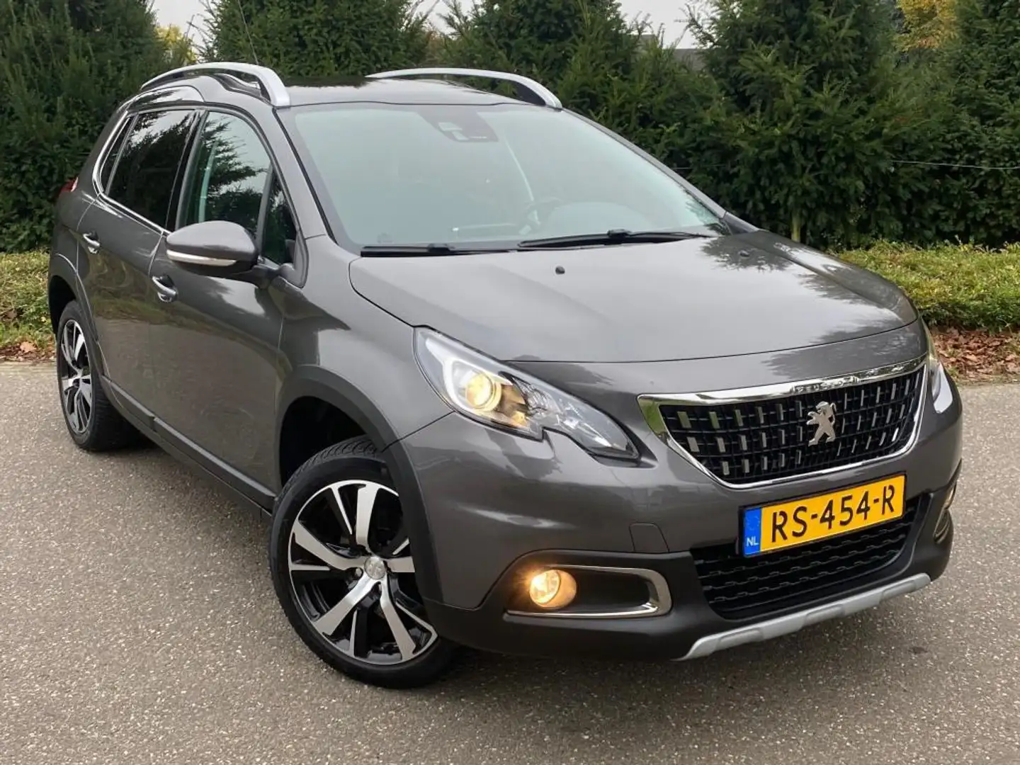 Peugeot 2008 1.2 PureTech GT-line|Leer|Panodak|Navi| Grijs - 2