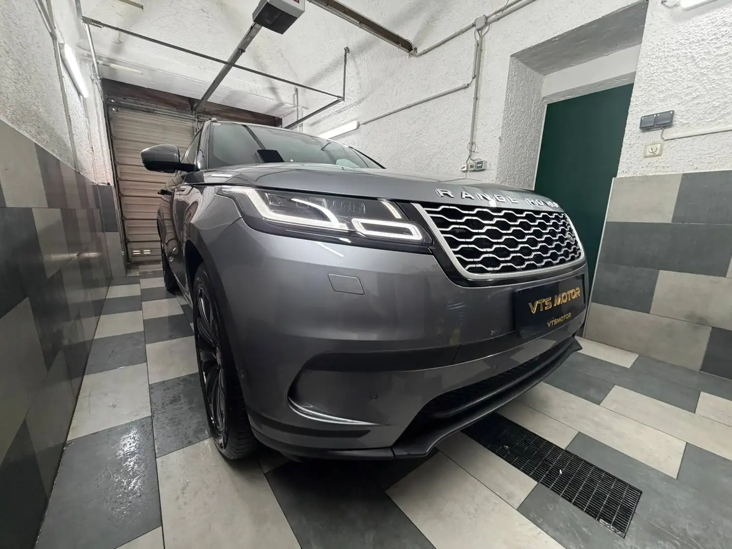 Land Rover Range Rover Velar Basis Grau - 2