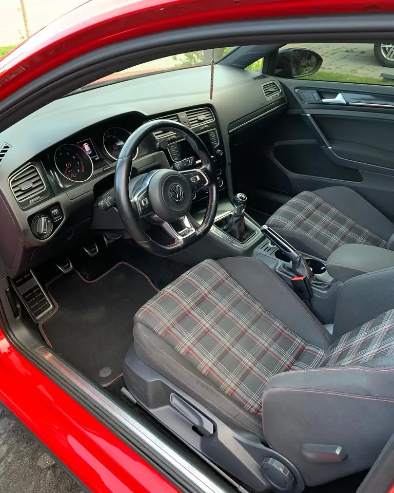 Volkswagen Golf GTI снимка Volkswagen Golf GTI