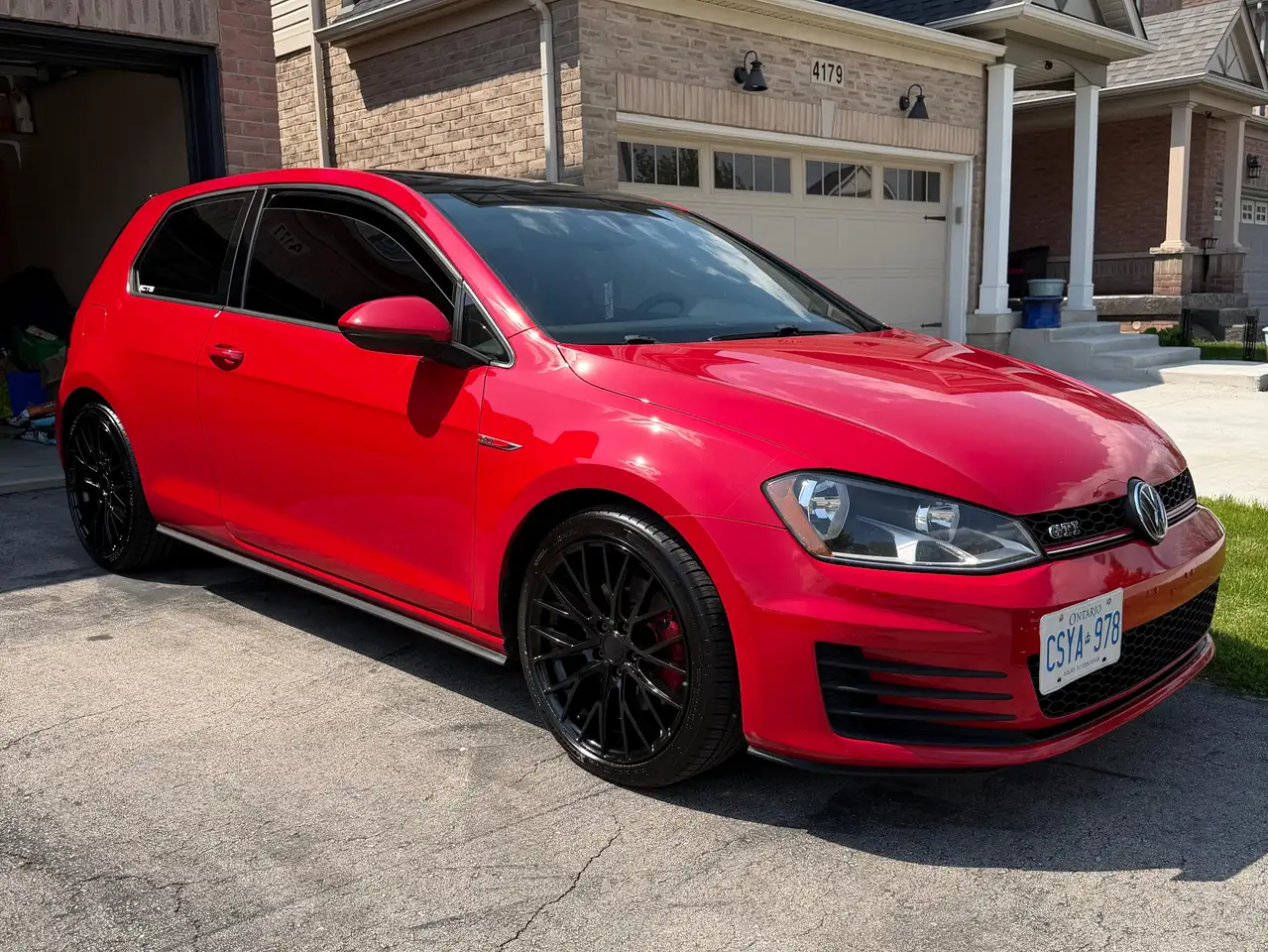 Volkswagen Golf GTI снимка Volkswagen Golf GTI