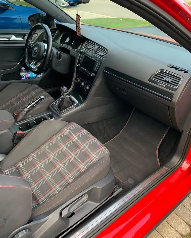 Volkswagen Golf GTI снимка Volkswagen Golf GTI