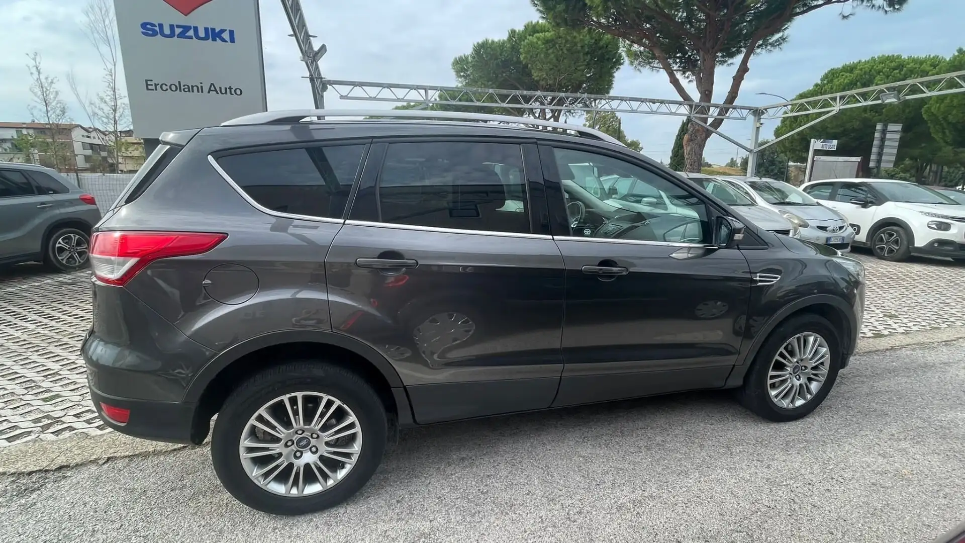 Ford Kuga 2.0 TDCI 163 CV 4WD Powershift Titanium Szary - 2