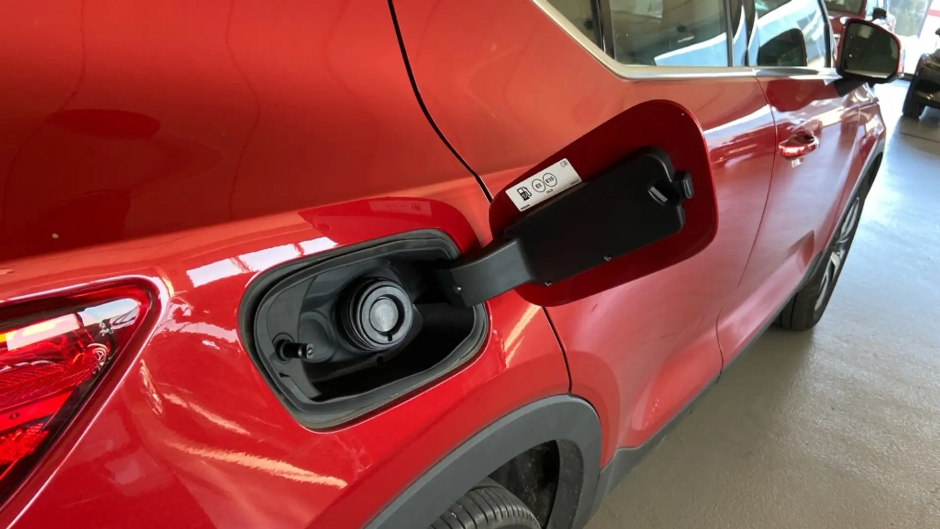Volvo XC40 RECHARGE PLUS, T4 PLUG-IN HYBRID, ELeCTRICO Rouge - 2