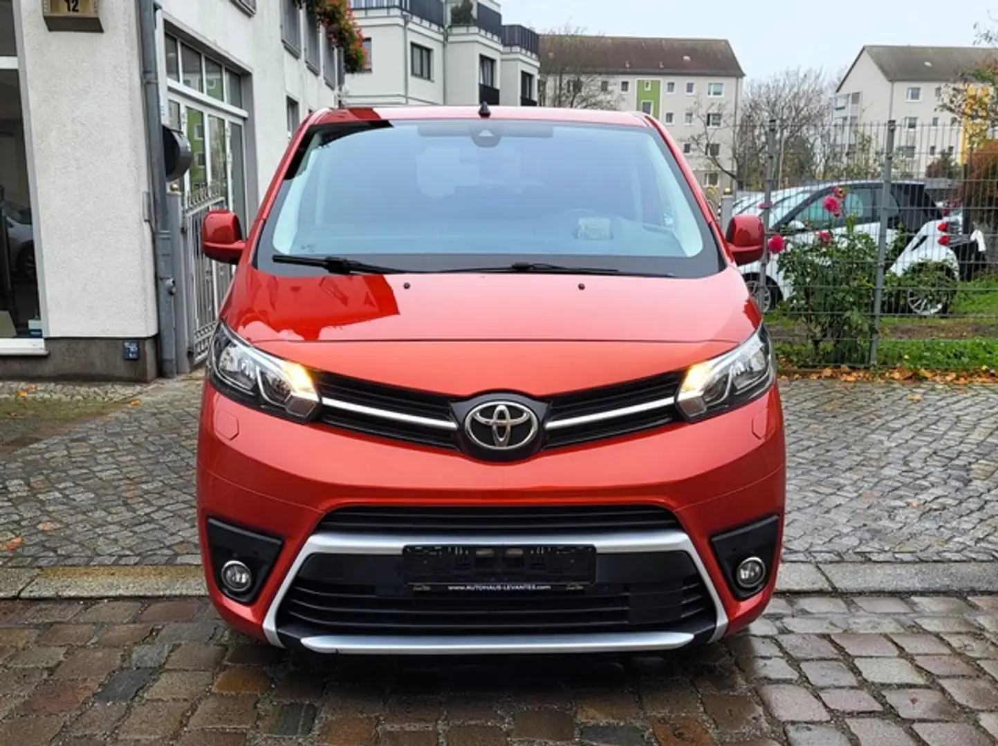 Toyota Proace Verso Family Comf. 8-SITZ HUD TOTW PANO Rot - 2